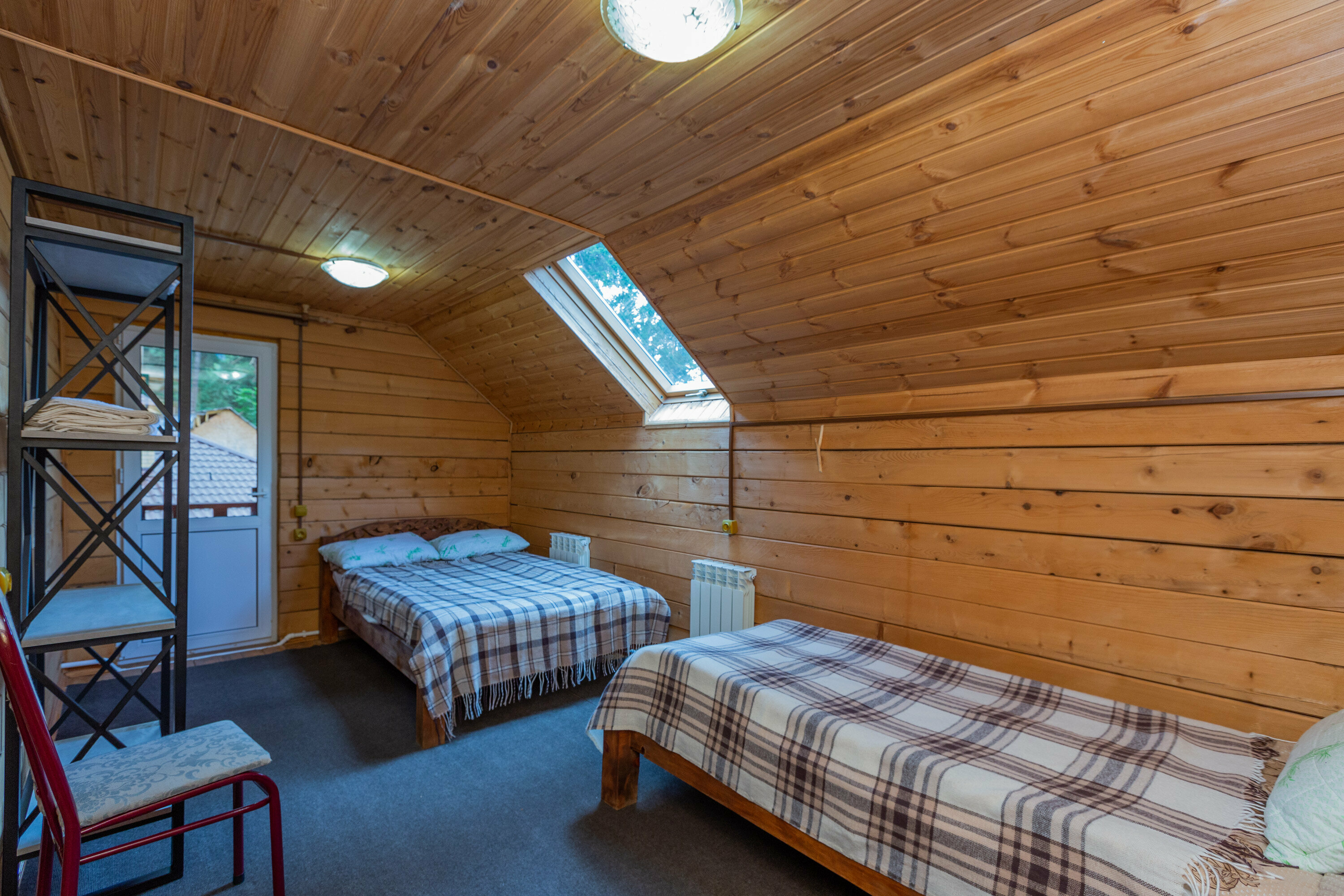 Шести комнатный Коттедж вместимостью 16 человек, с баней (включена в стоимость). В Коттедже 6 комнат, 3 кухни, 5 сан-узлов. Вся территория и дом только для вашей компании