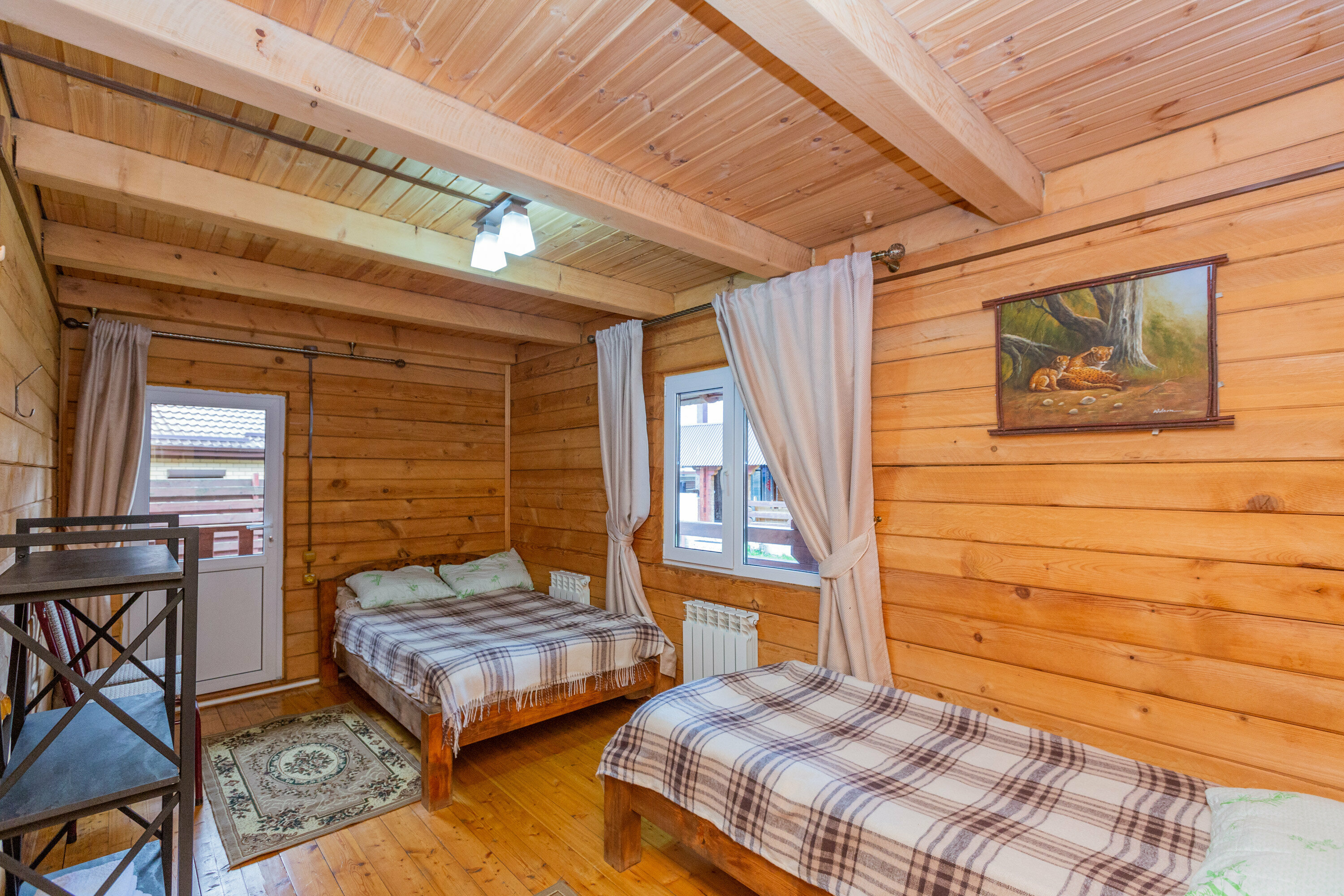 Шести комнатный Коттедж вместимостью 16 человек, с баней (включена в стоимость). В Коттедже 6 комнат, 3 кухни, 5 сан-узлов. Вся территория и дом только для вашей компании