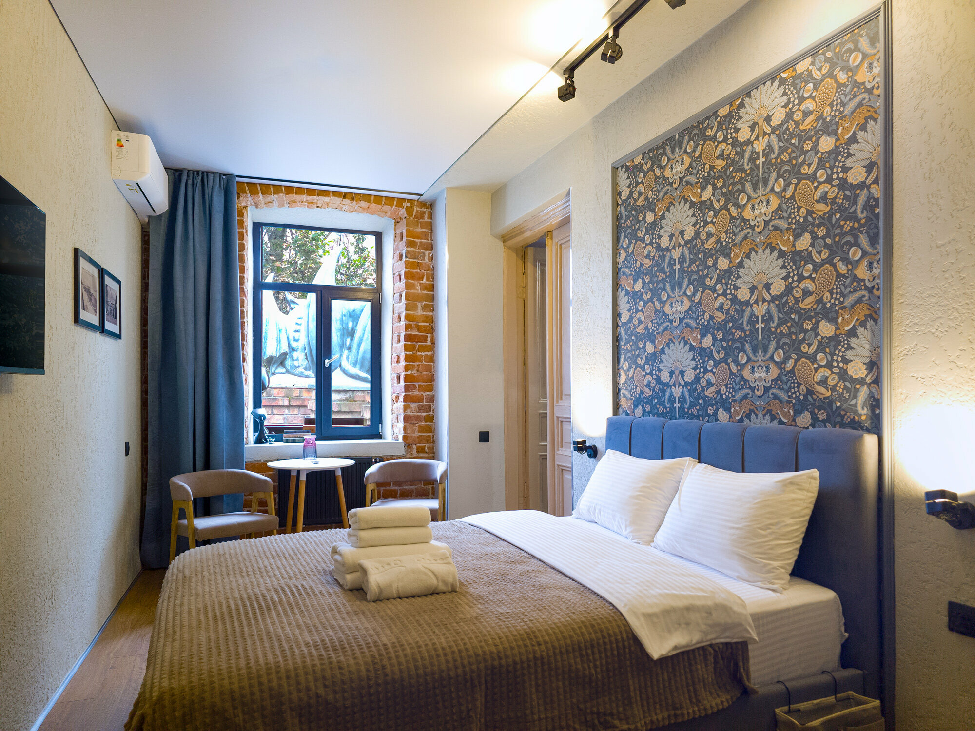 Однокомнатный делюкс с ванной и видом на гаргульи и Казанский монастырь