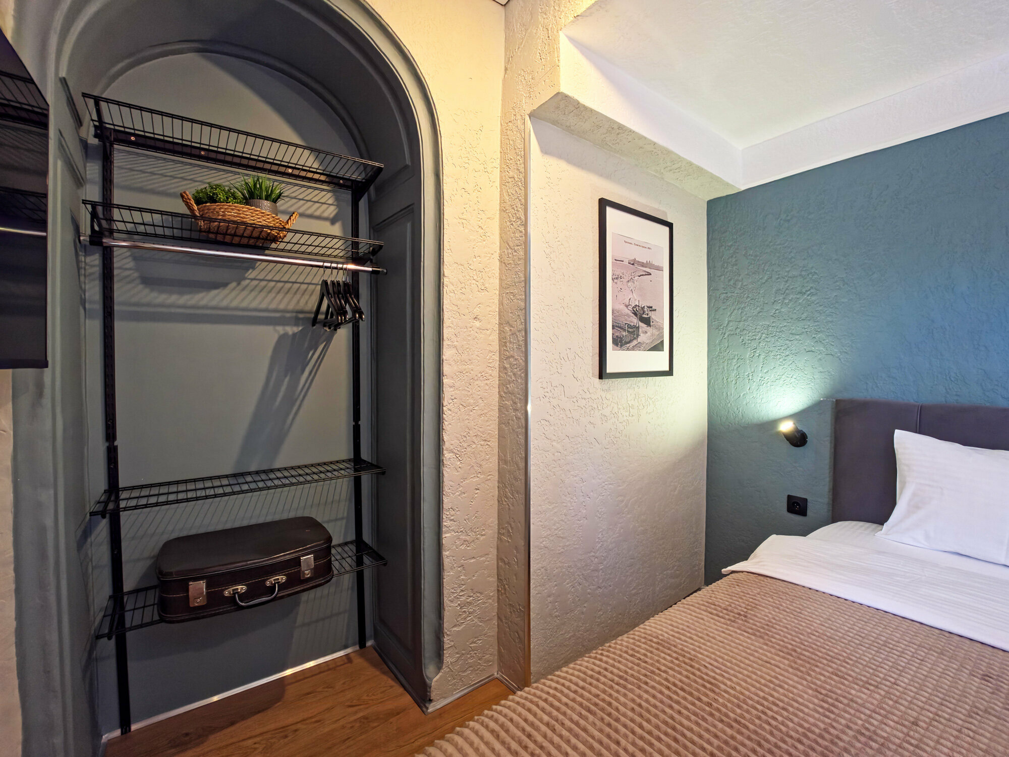 Люкс с видом на Казанский монастырь, гаргульи и во двор.