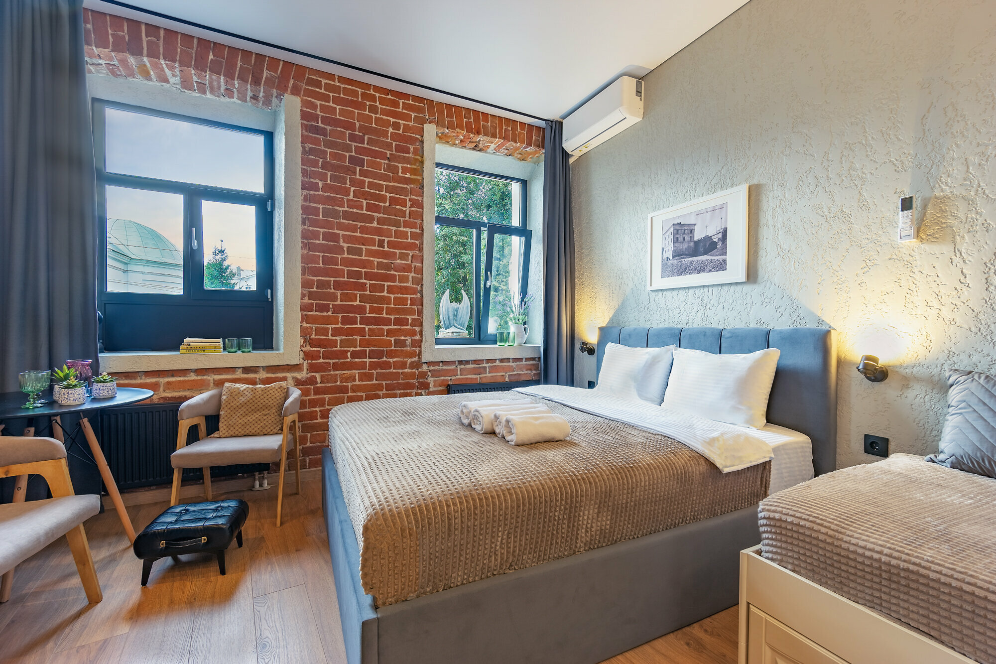 Трехместный люкс с видом на гаргульи и Казанский монастырь