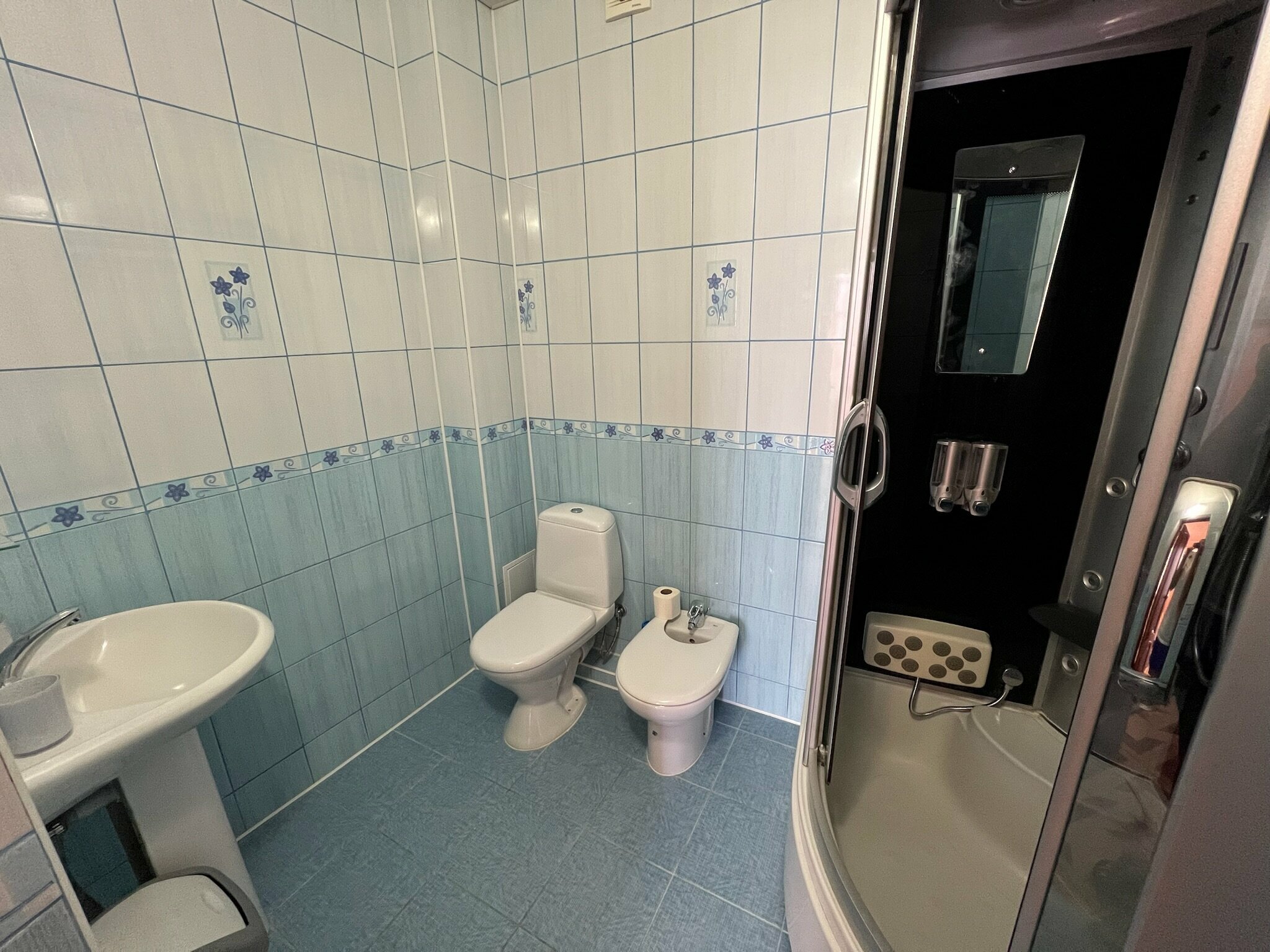 Cемейный номер с собственной ванной комнатой