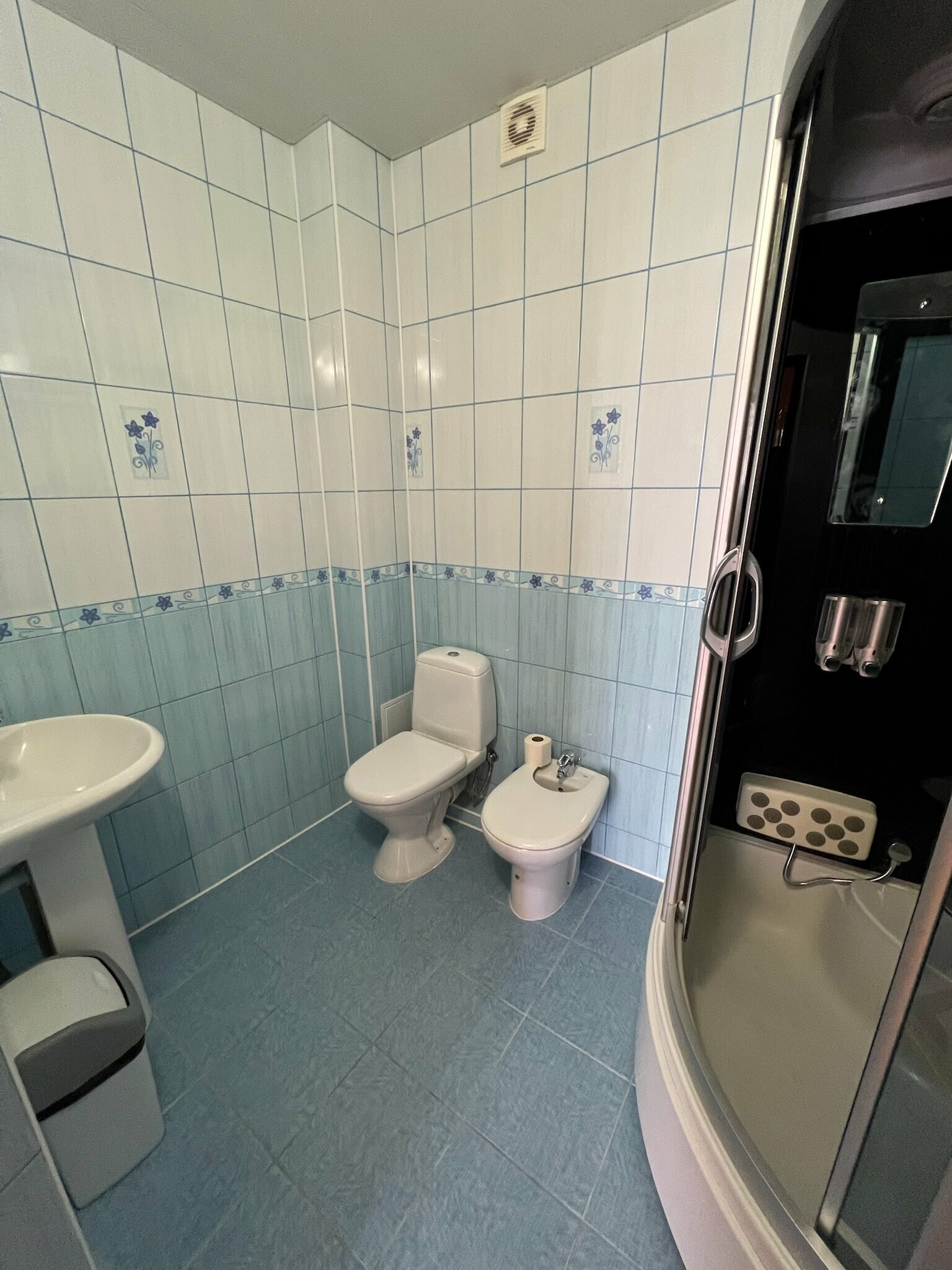 Cемейный номер с собственной ванной комнатой