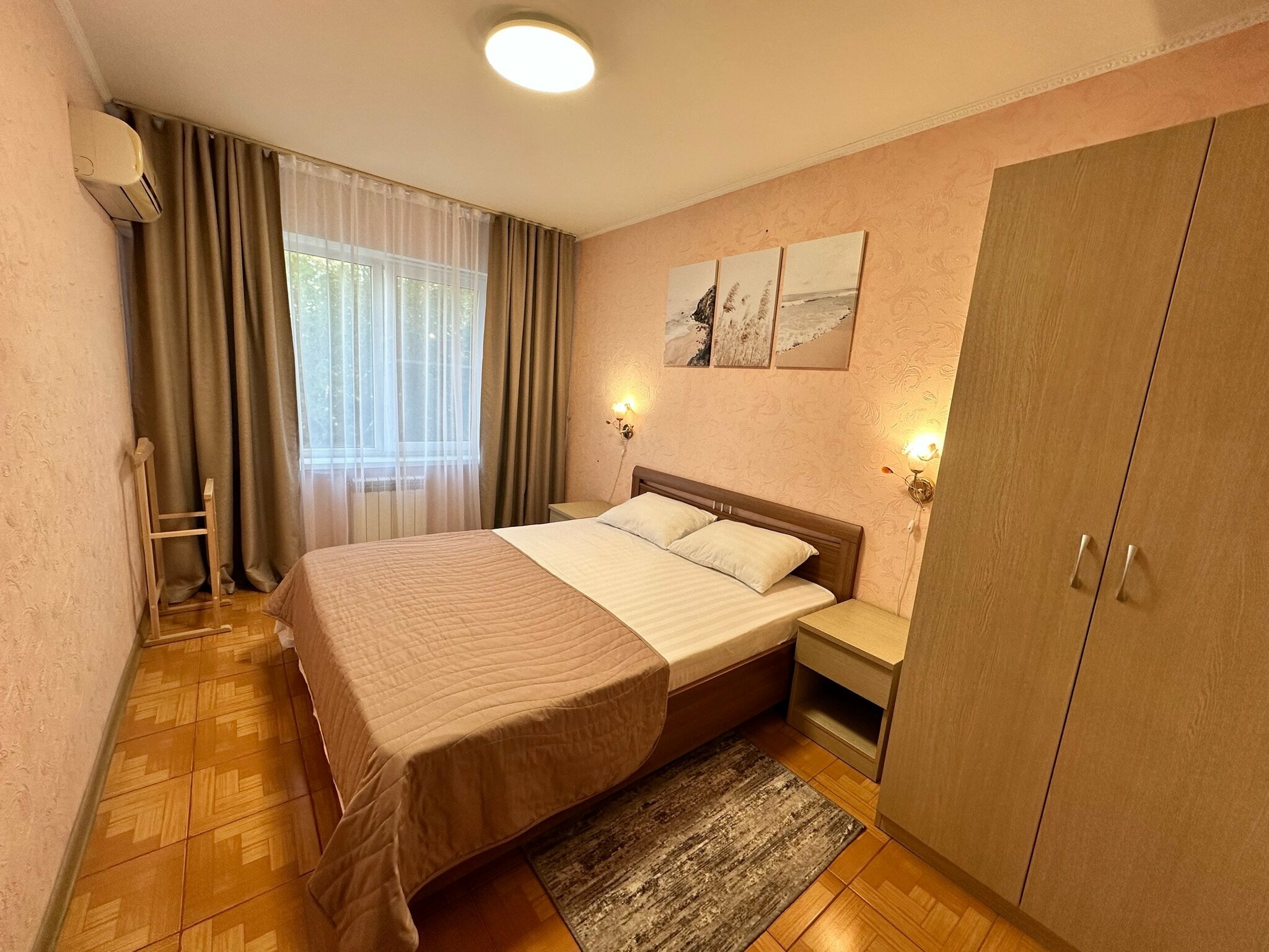 Четырехместный номер с собственной ванной комнатой вне номера