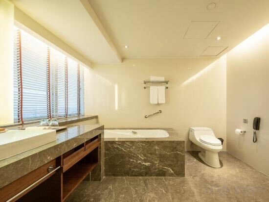 1 King Premium City View Lounge Access