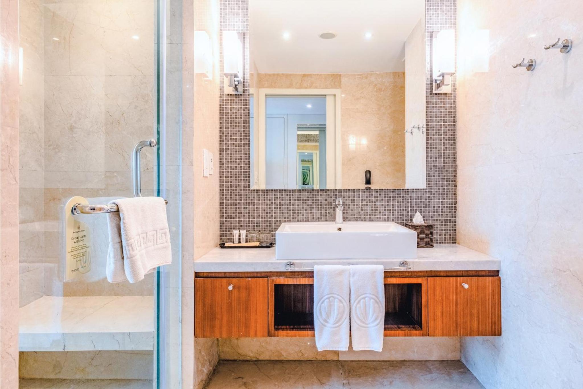 Deluxe King Pool View