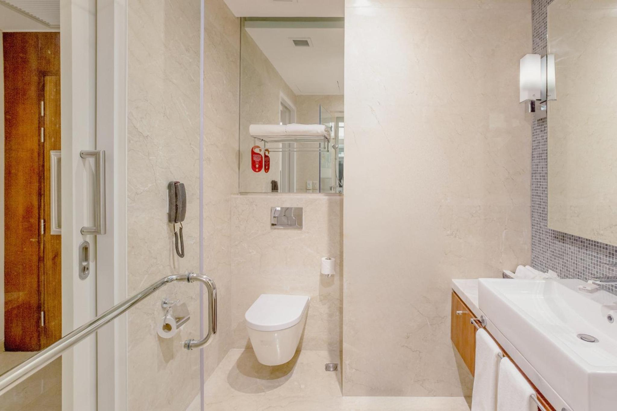 Deluxe King Pool View