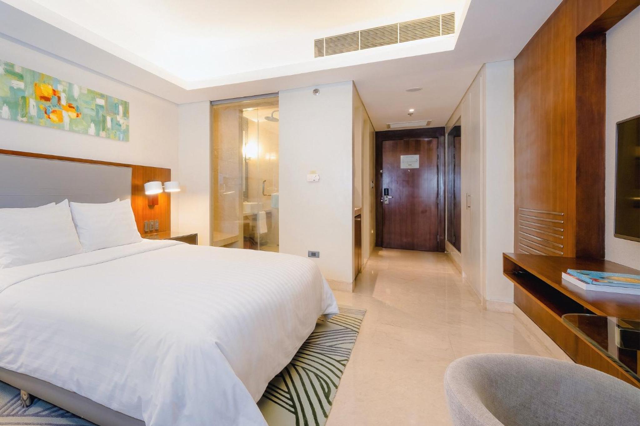 Deluxe King Pool View