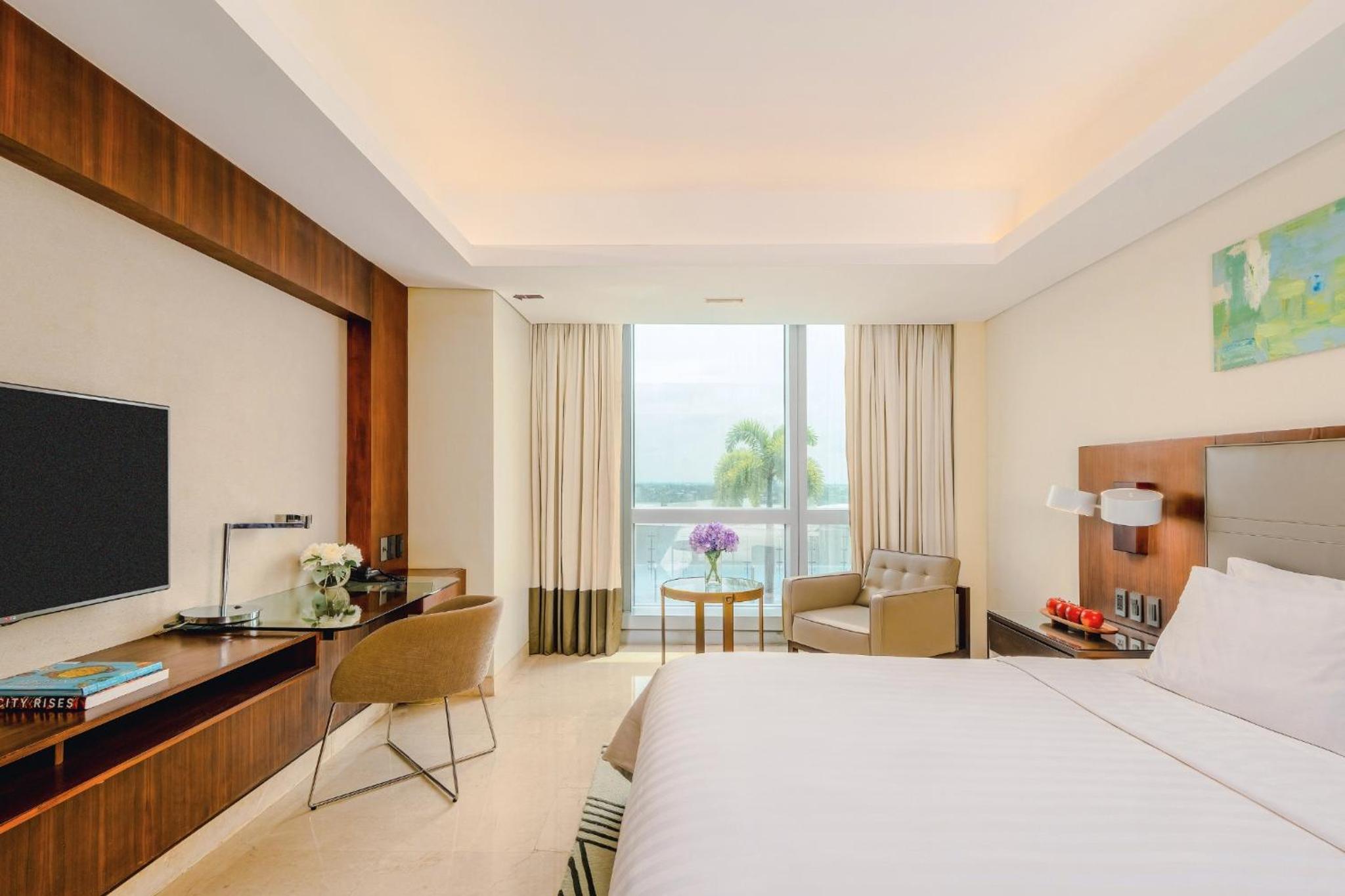 Deluxe King Pool View