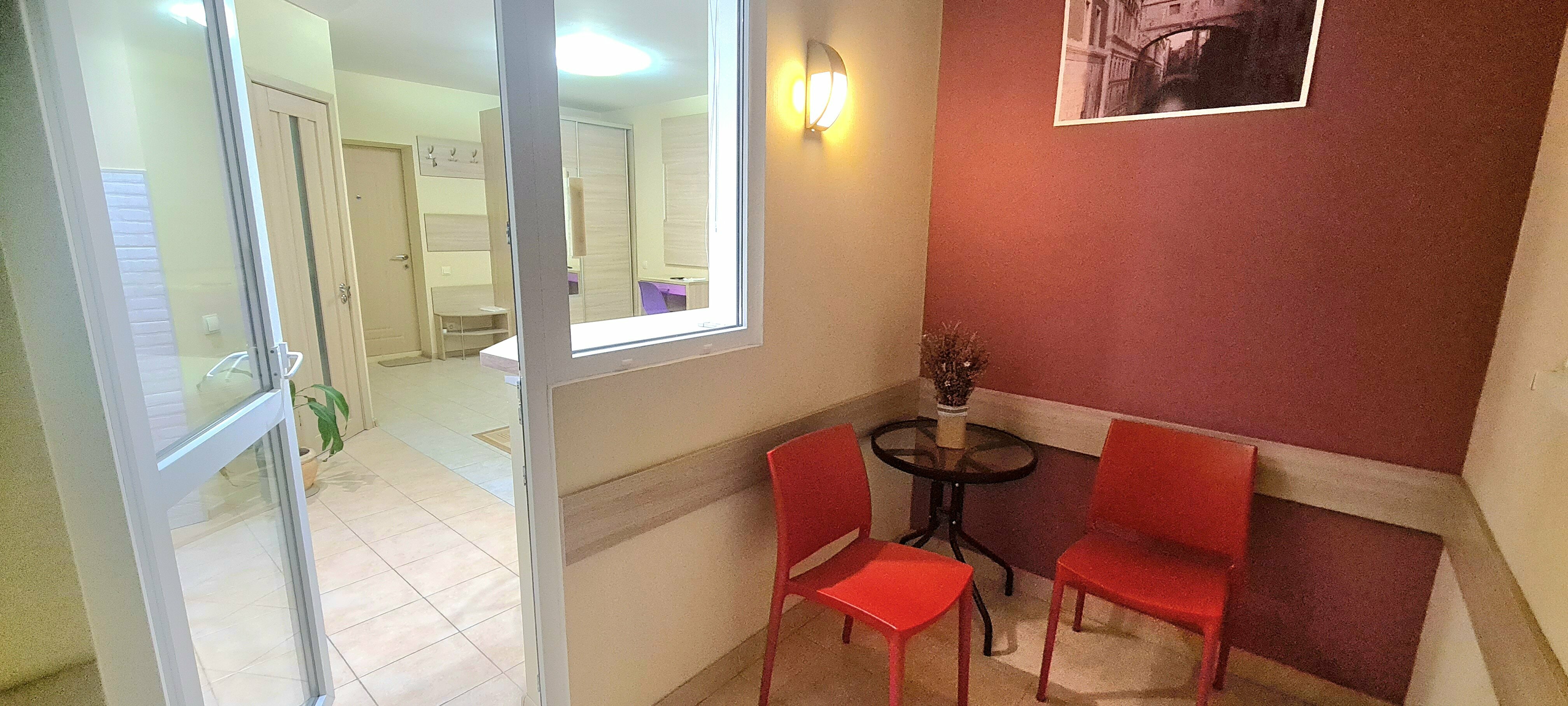 Стандарт "Фиолетовый" с  балконом с мини-кухней и с двуспальной кроватью