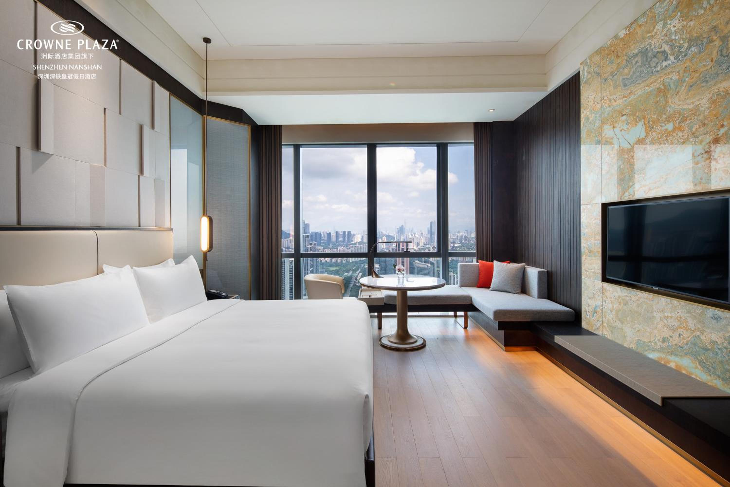 Standard King Room with City View - Lounge Access