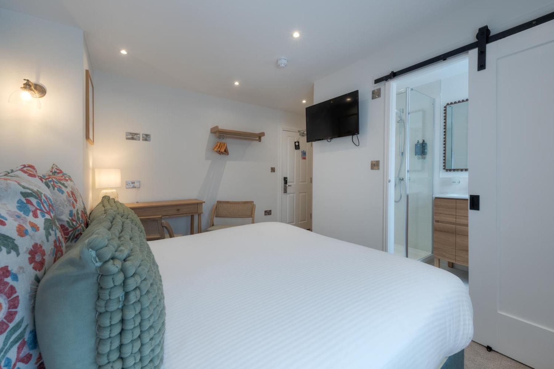 Executive King with Shower (Garden Annex)