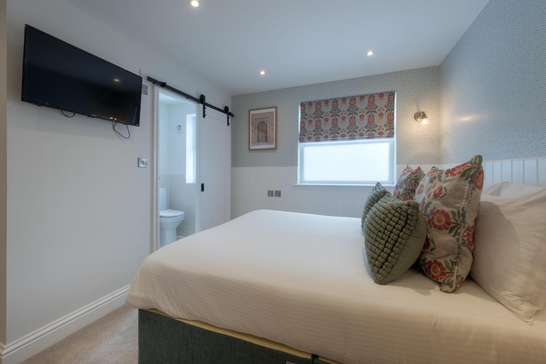 Executive King with Shower (Garden Annex)