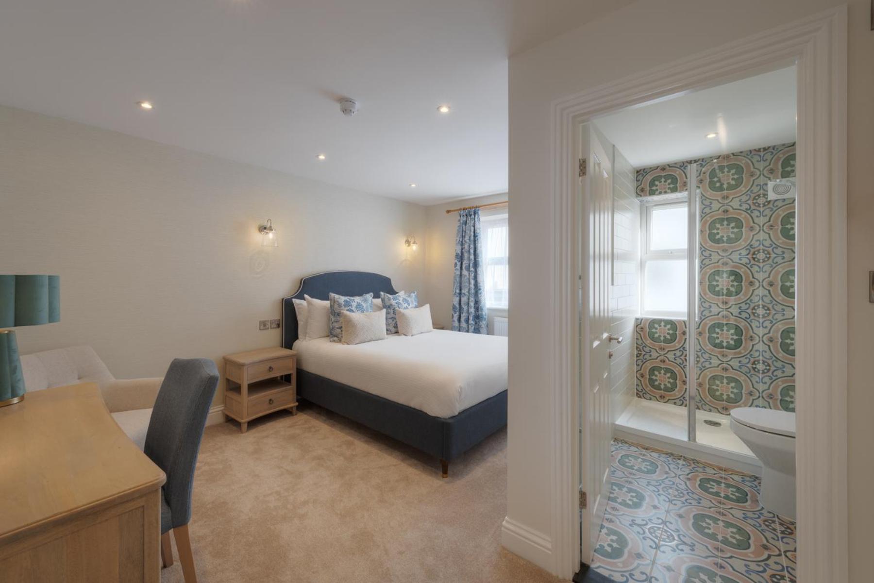 Executive King with Shower (Garden Annex)