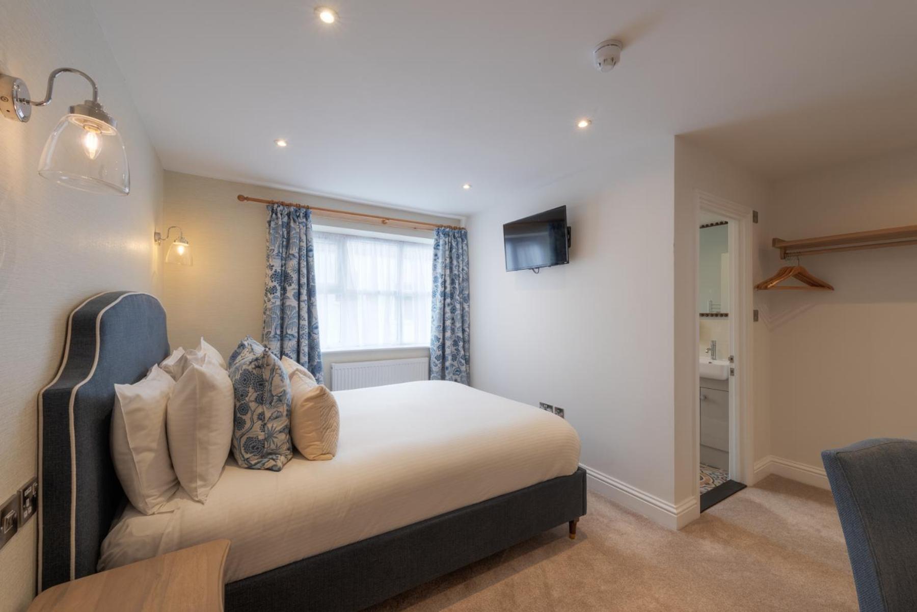 Executive King with Shower (Garden Annex)