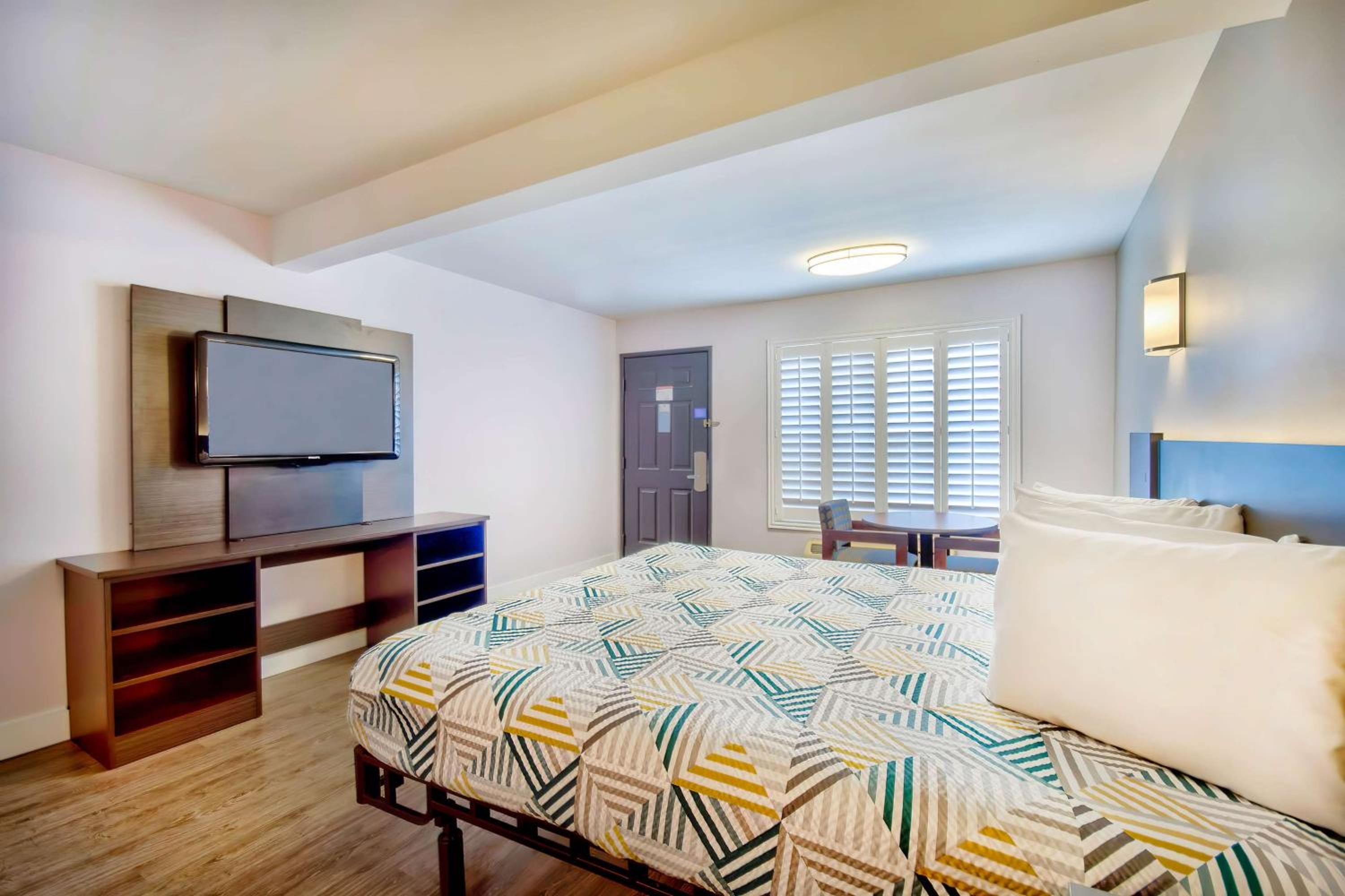 Deluxe King Room - Non-Smoking