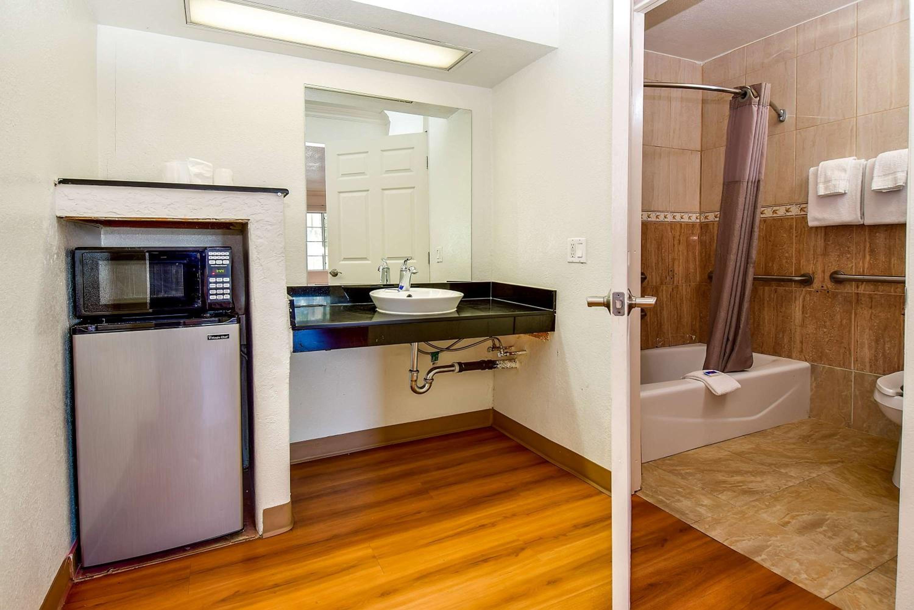 King Room - Disability Access - Non-Smoking