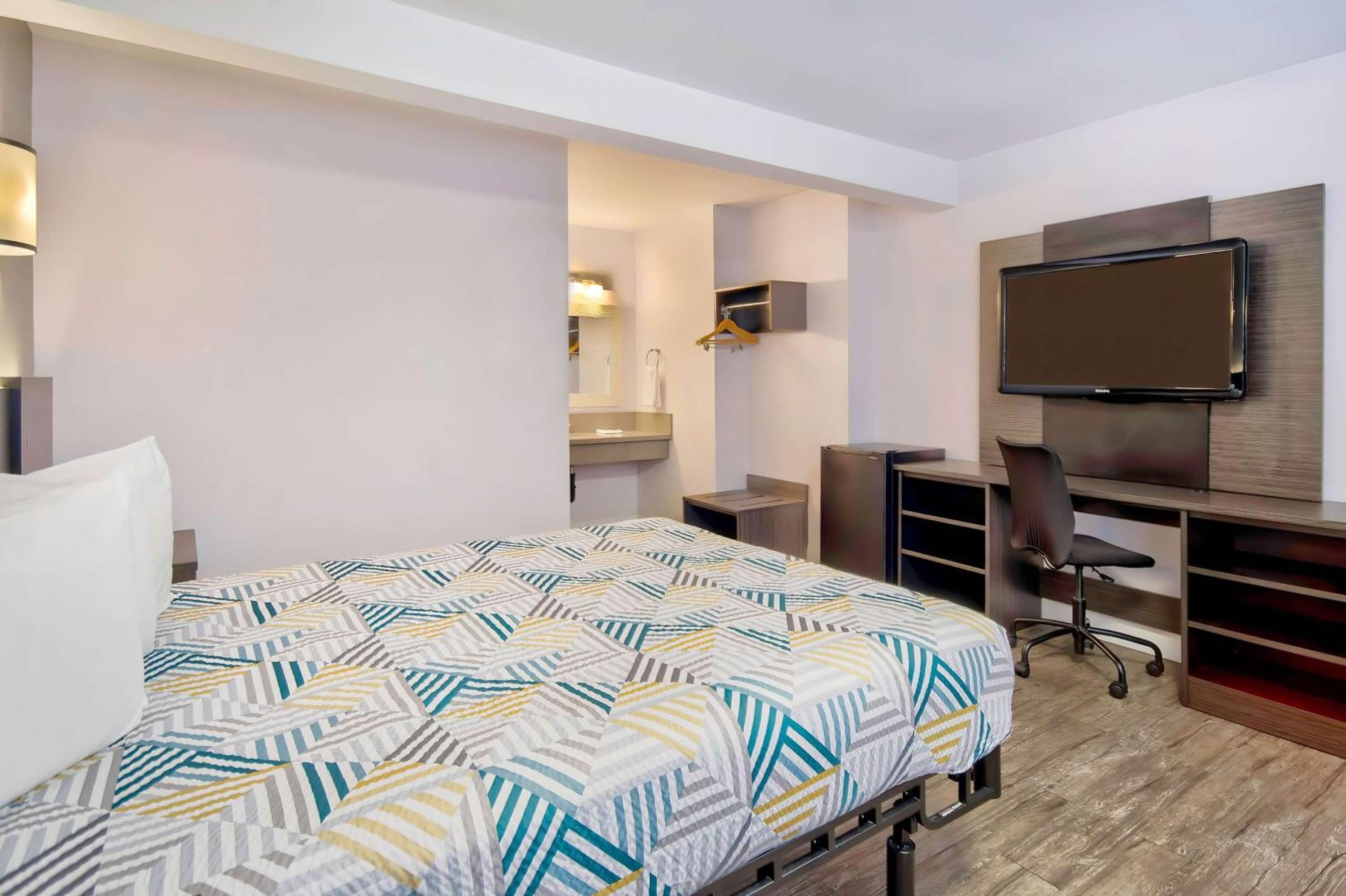 Deluxe Queen Room - Non-Smoking