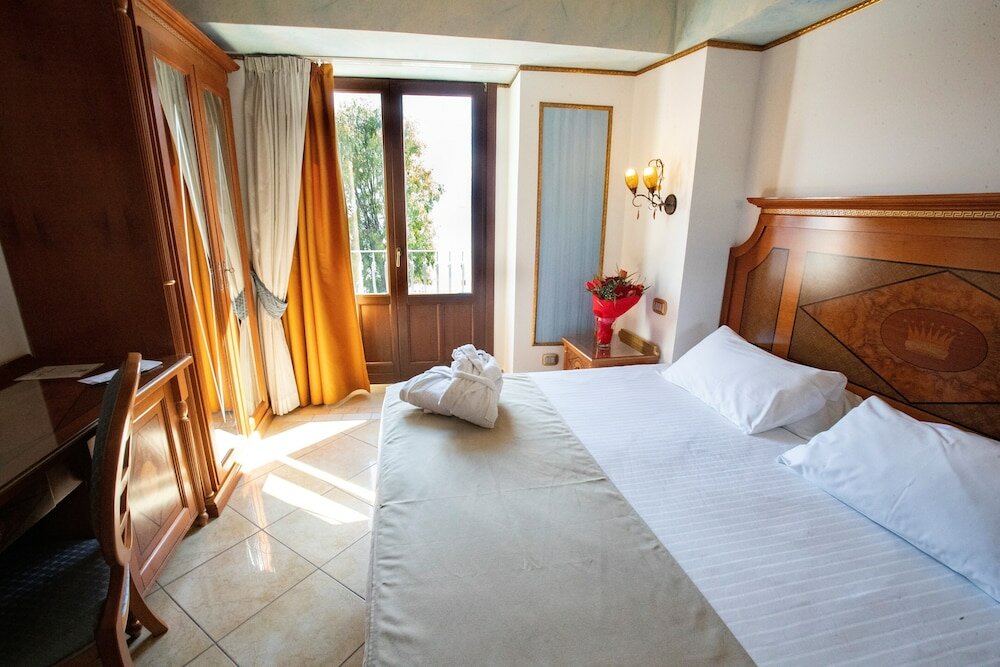 Deluxe Double Room, 1 King Bed, Balcony, Sea View