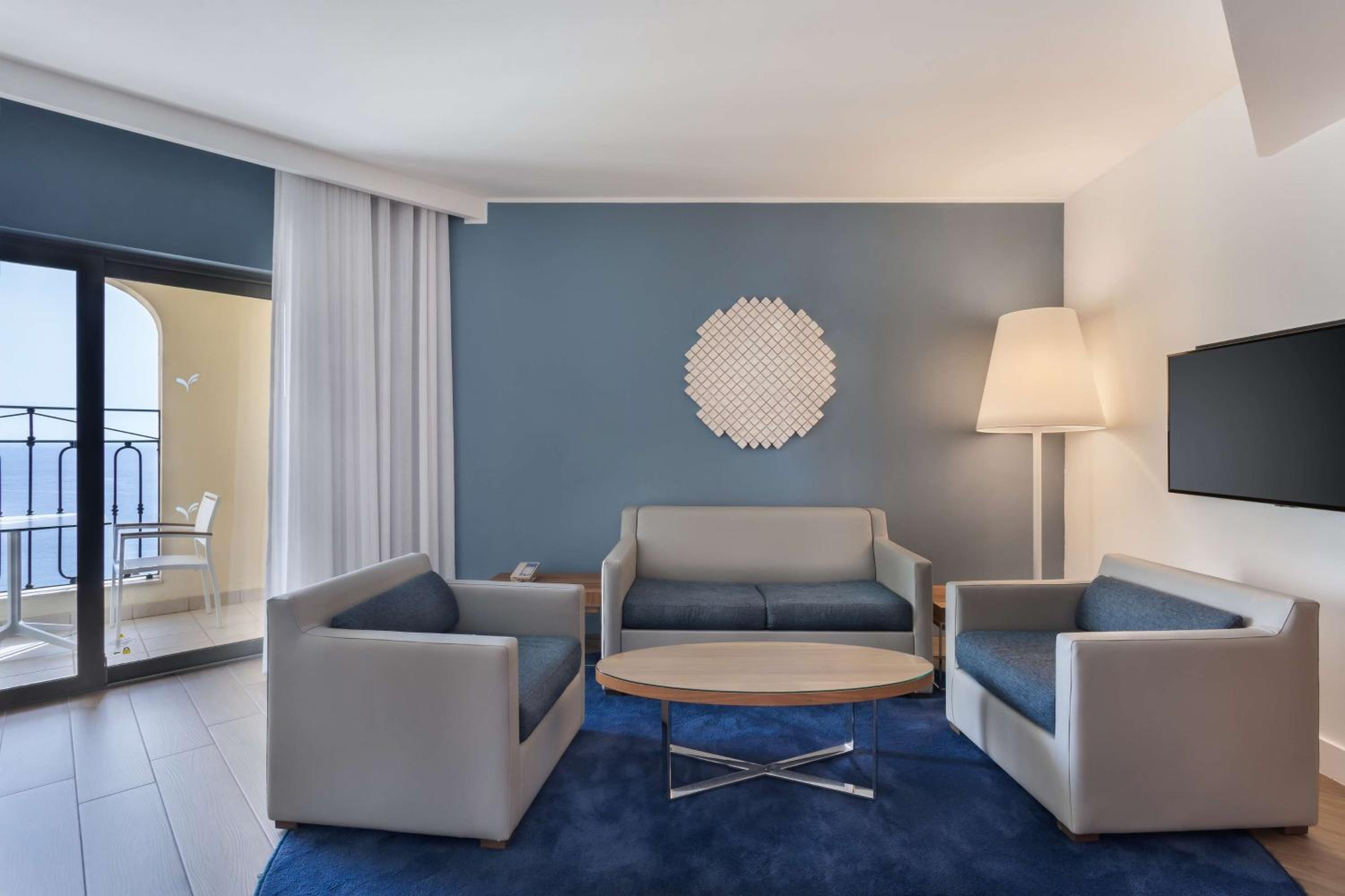 Corner King Suite with Garden View