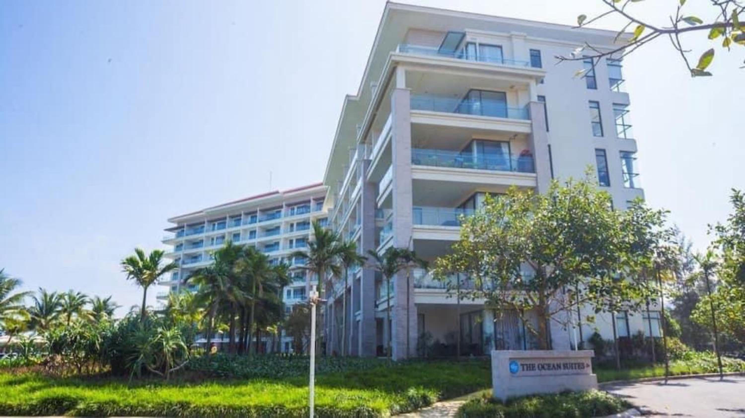 One-Bedroom Apartment with Pool View