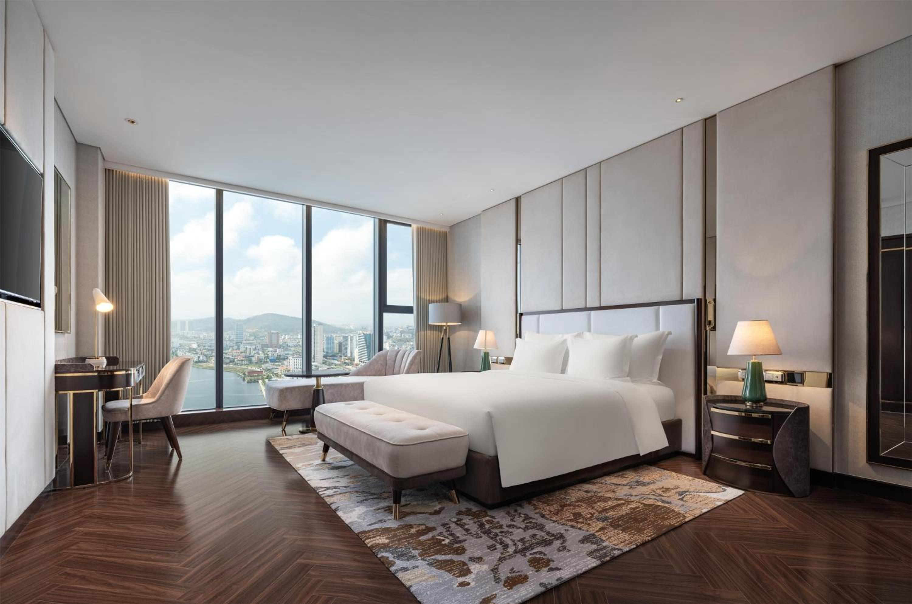 One-Bedroom Suite with Lake View