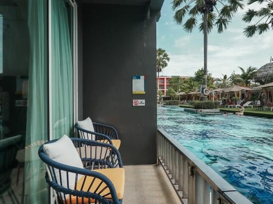Deluxe Room With Pool Access