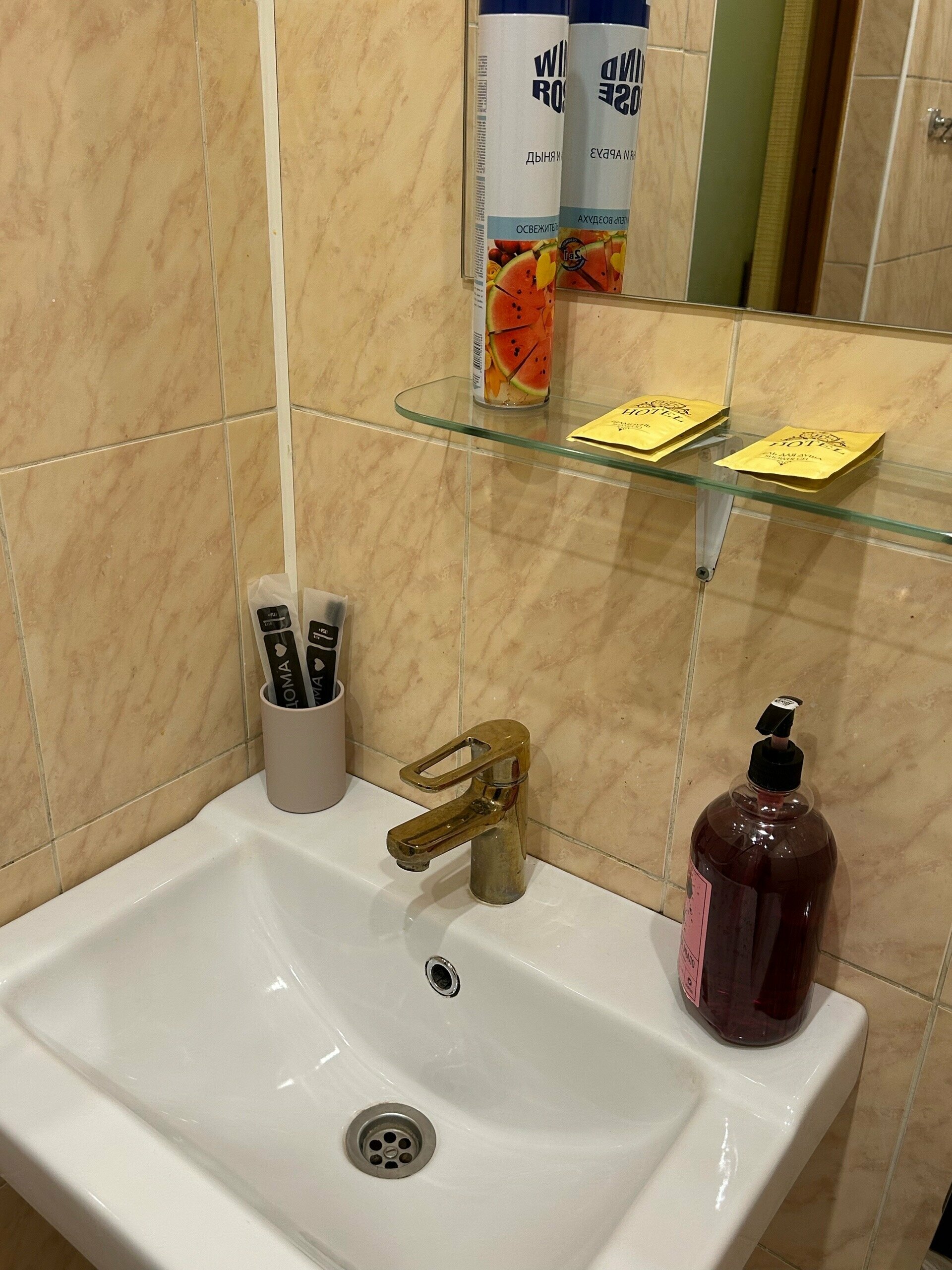 Стандартный двухместный номер с 2 отдельными кроватями и общей ванной комнатой