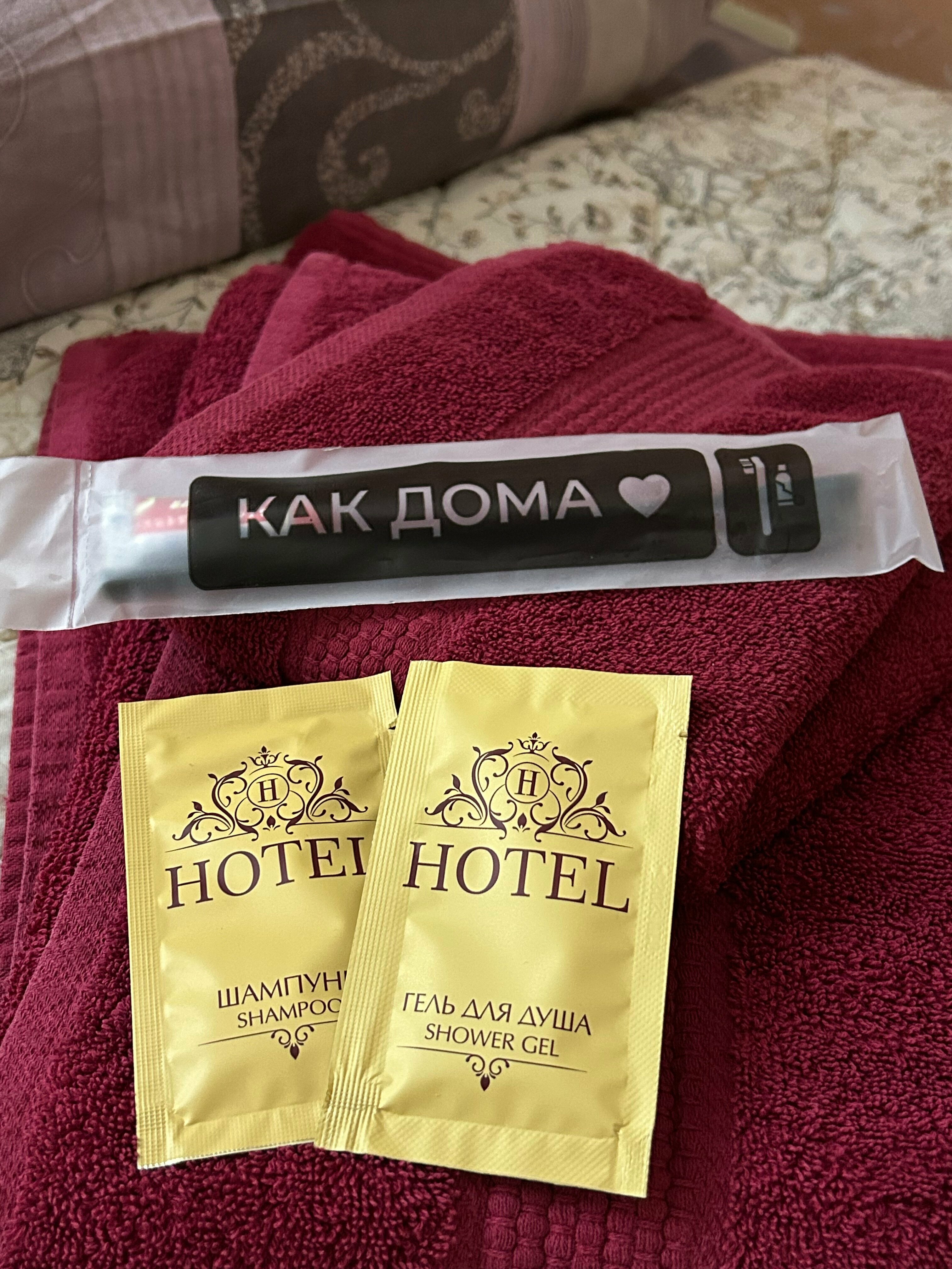 Стандартный двухместный номер с 2 отдельными кроватями и общей ванной комнатой