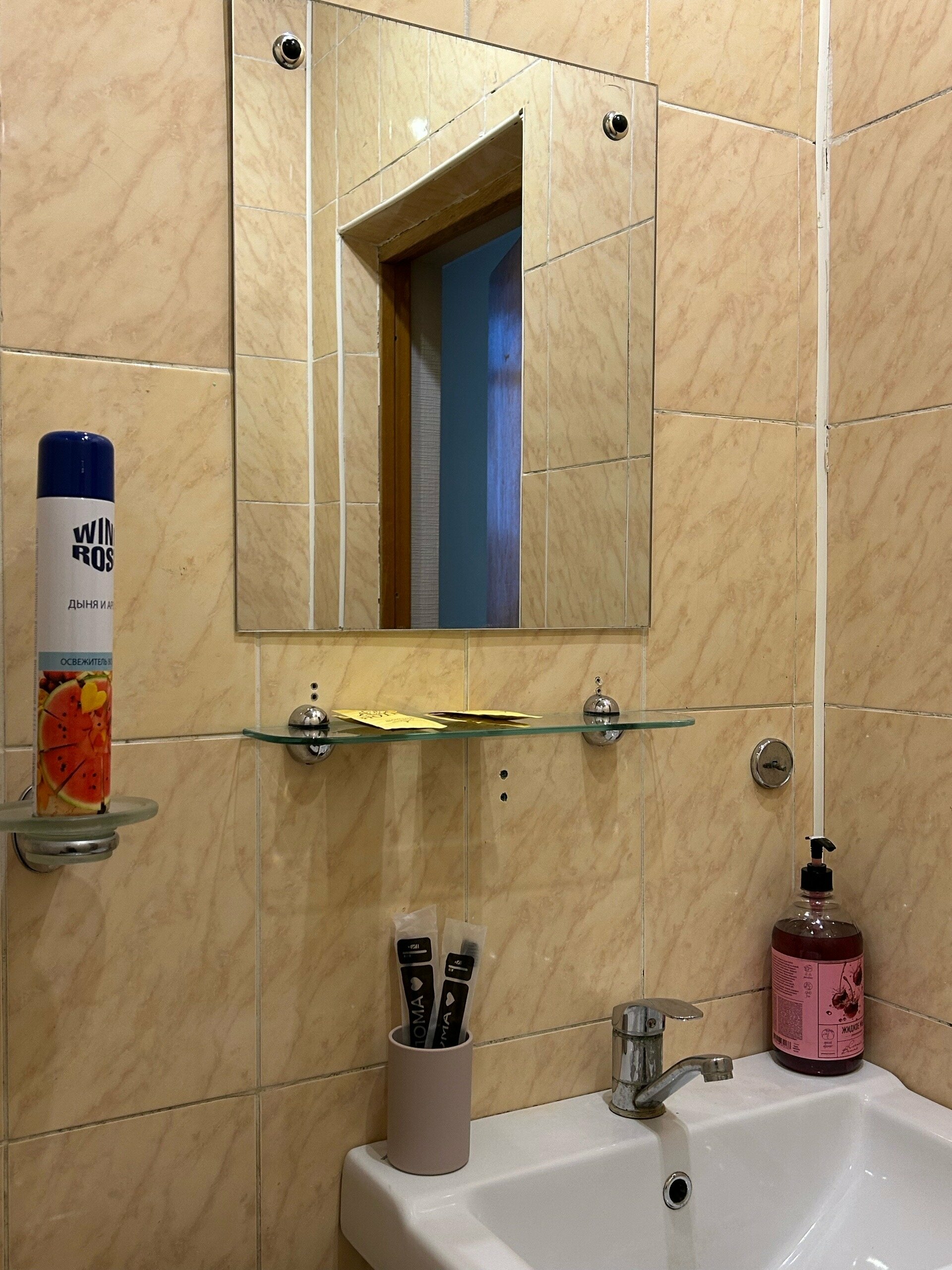 Стандартный двухместный номер с 2 отдельными кроватями и общей ванной комнатой