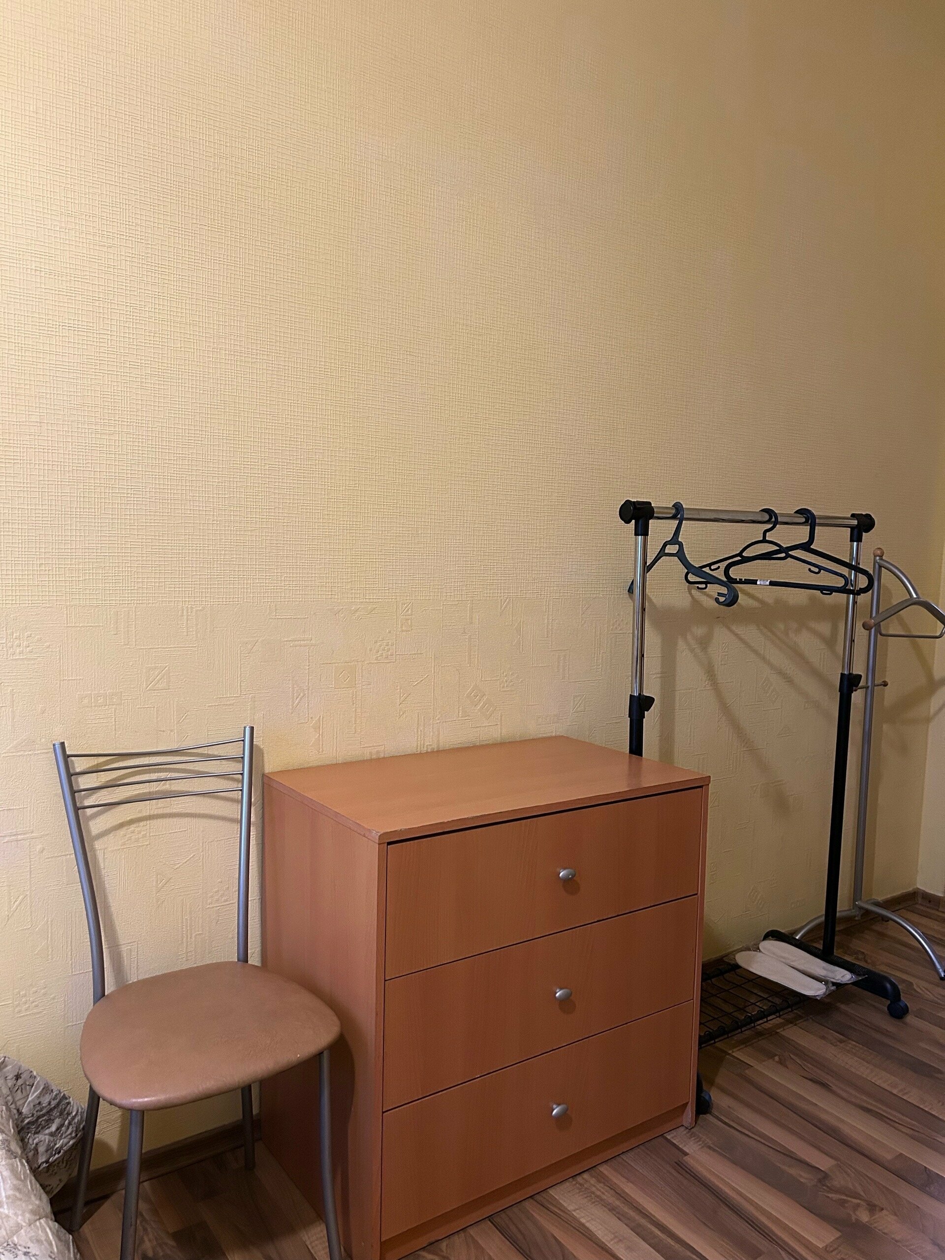 Стандартный двухместный номер с 2 отдельными кроватями и общей ванной комнатой