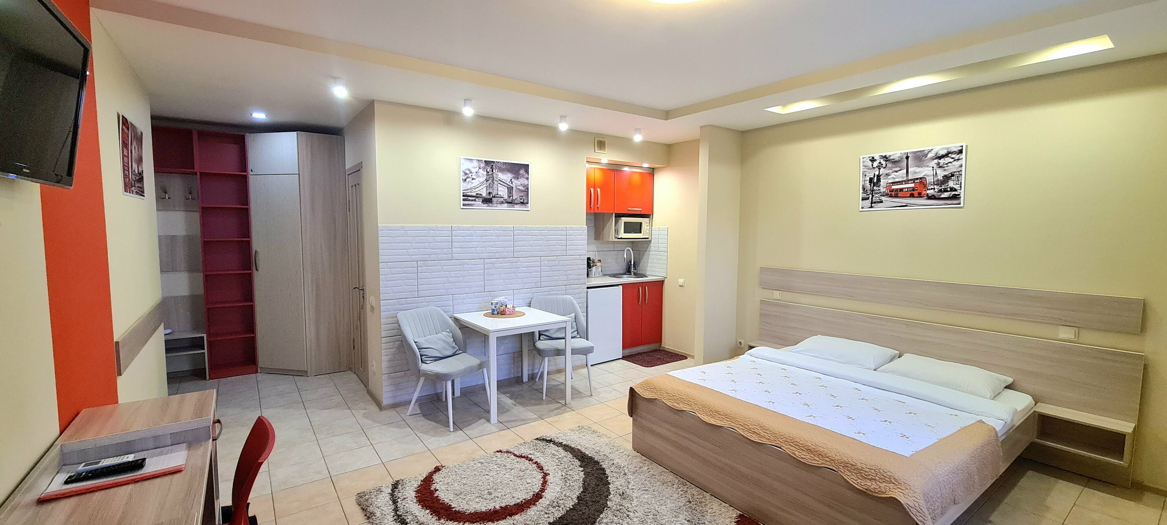 Superior "Красный"   с балконом с двуспальной кроватью, креслом и мини-кухней