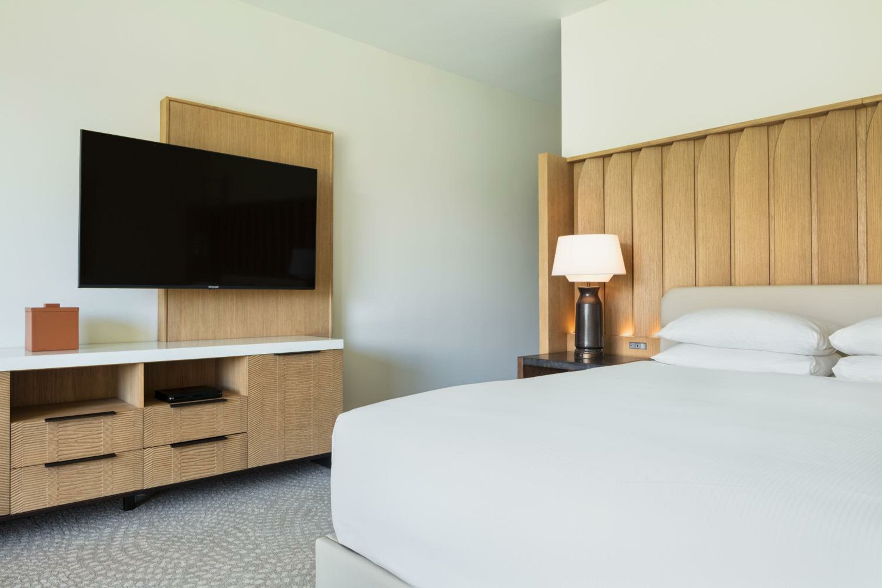 Palace King Room with Resort View - Hearing Accessible