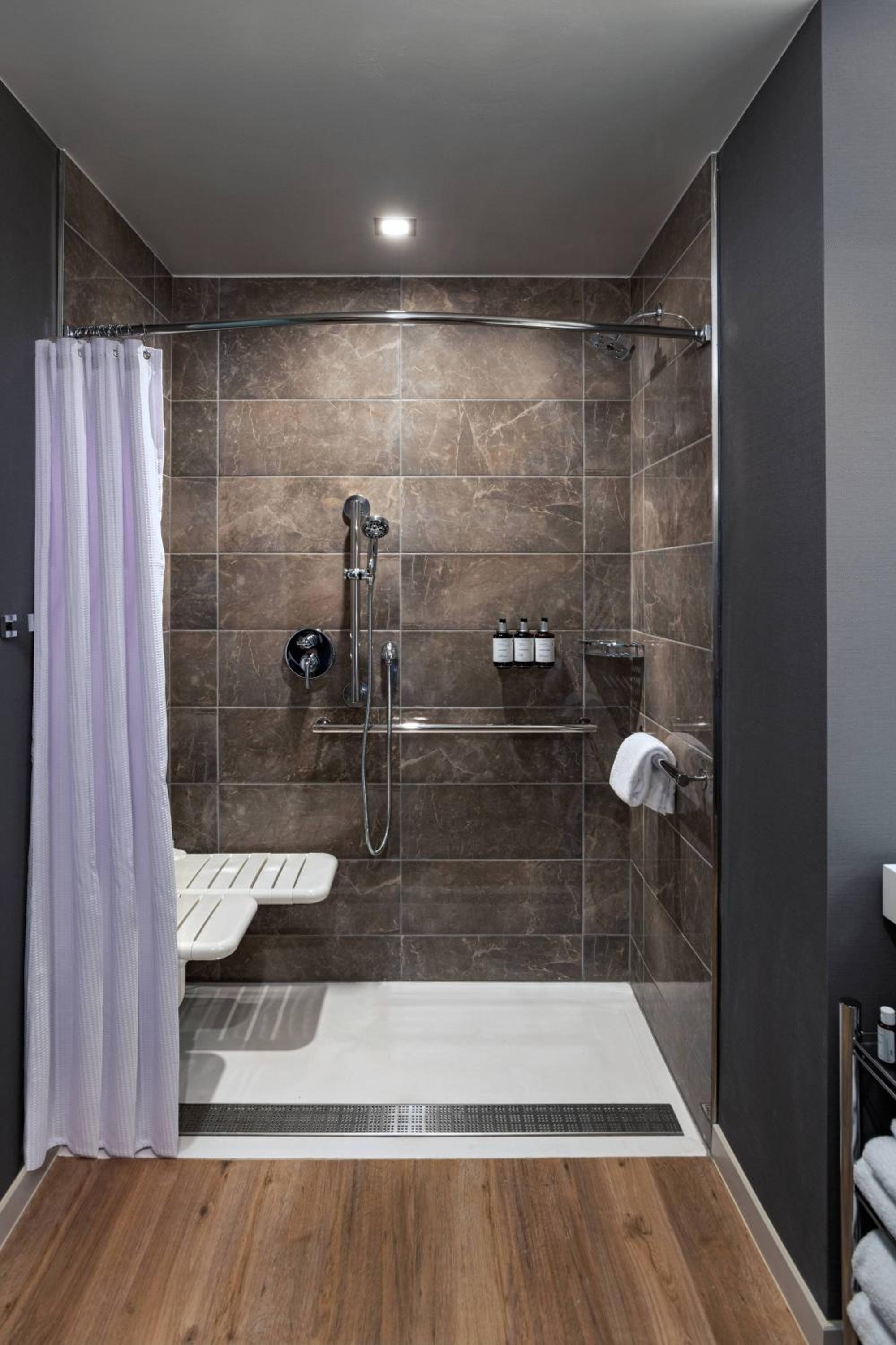 Guest room, 1 King, Corner room