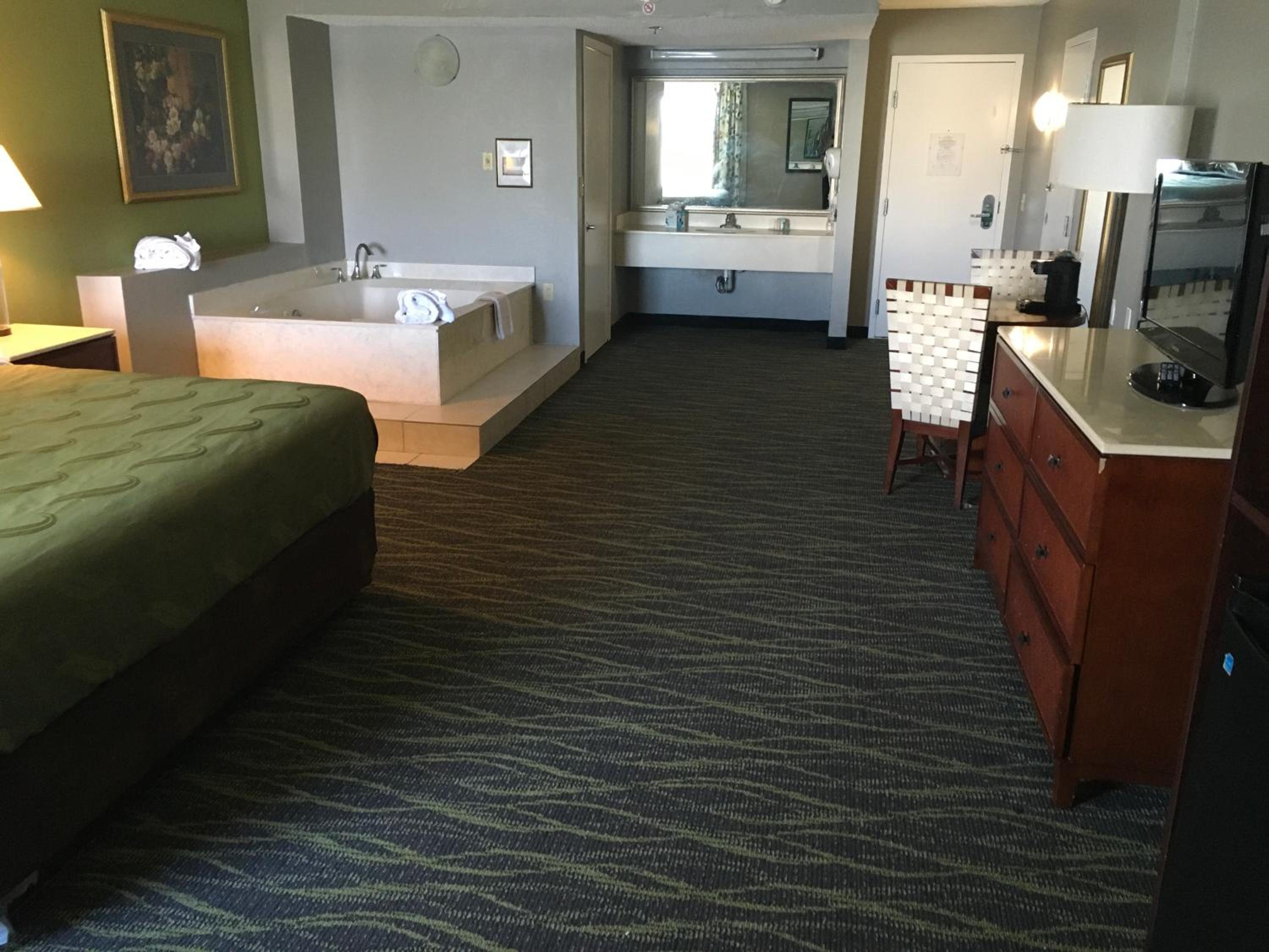 King Suite with Whirlpool - Non-Smoking