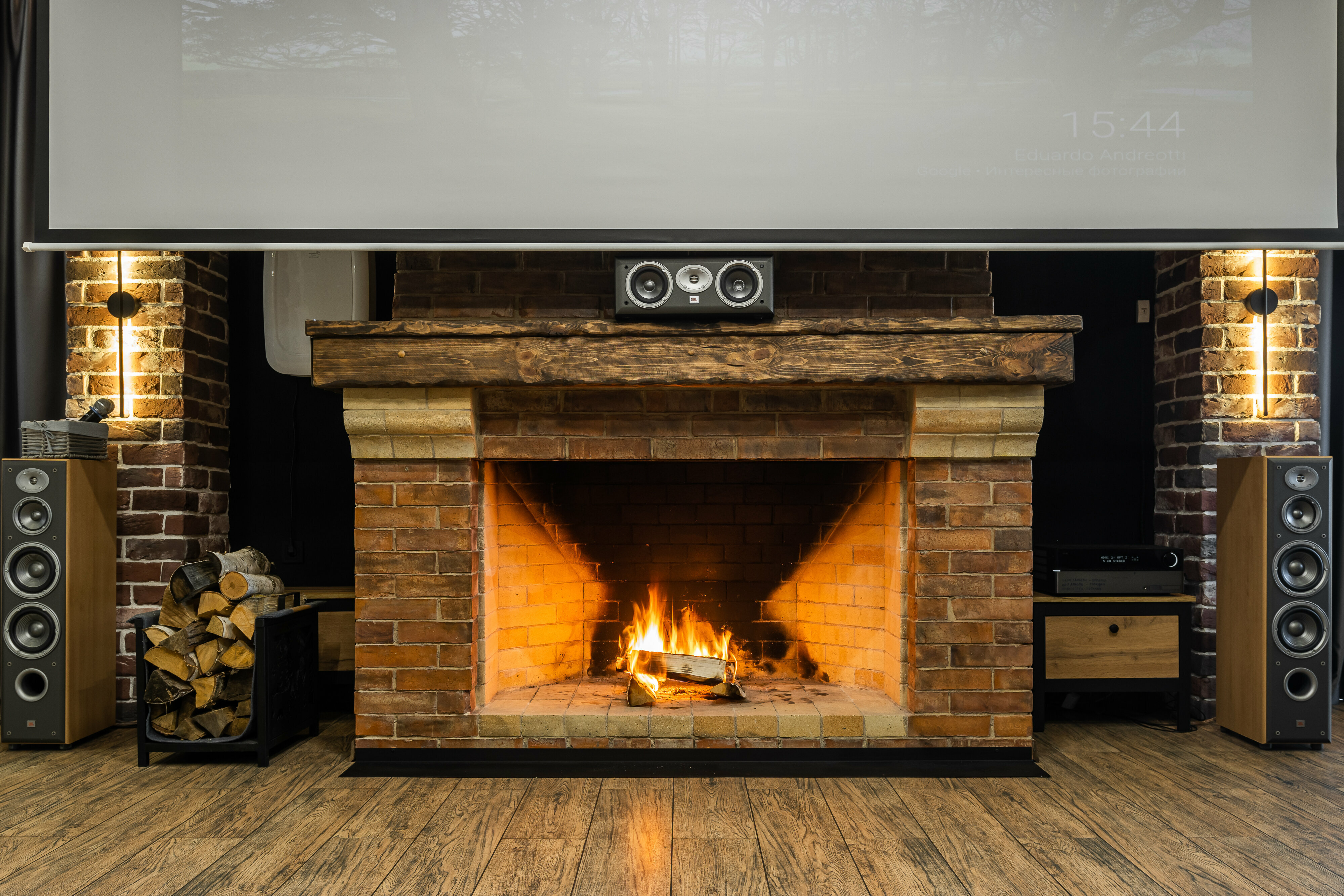 Лофт с камином и домашним кинотеатром
