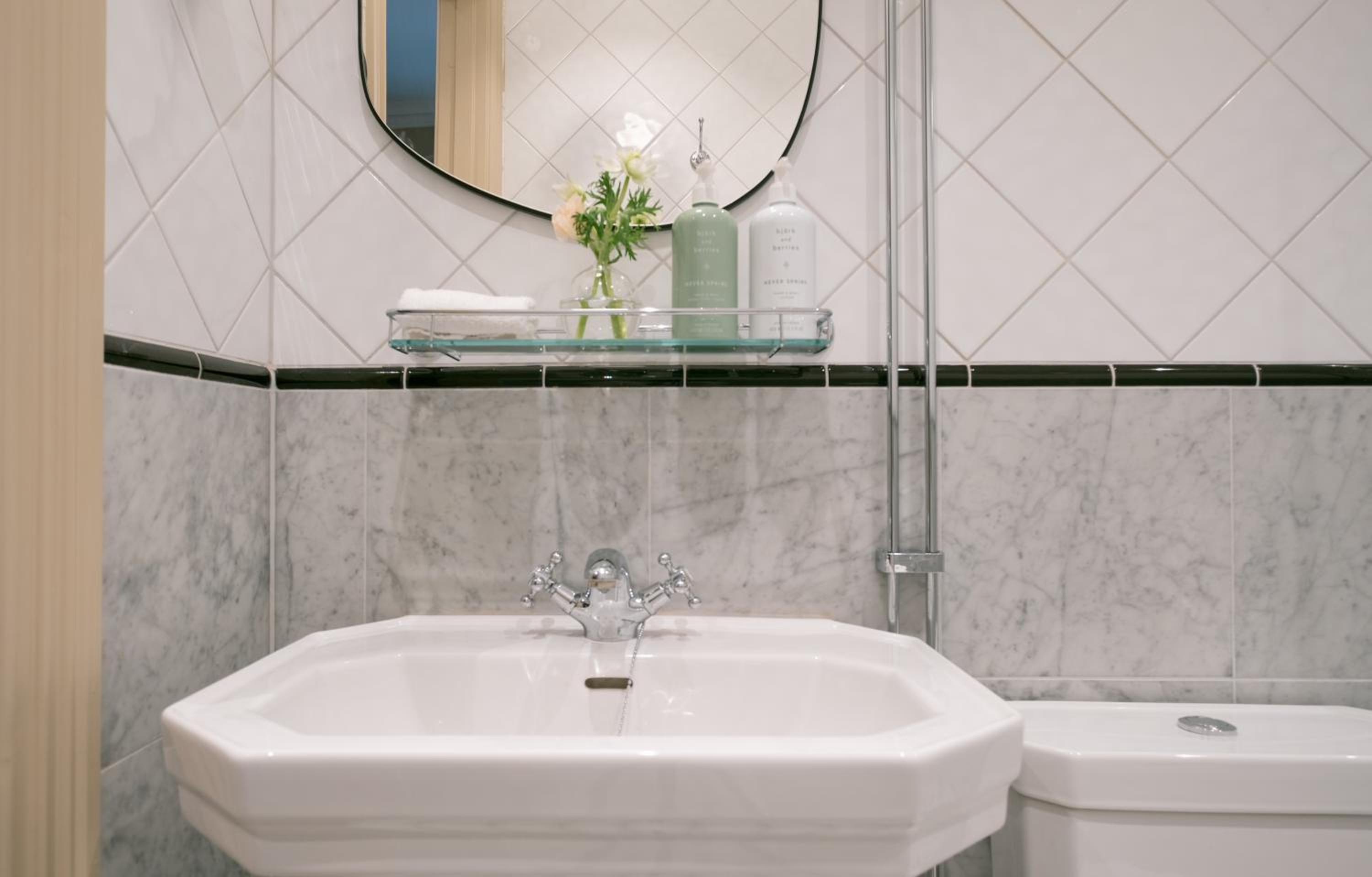 Standard Queen Room - No windows 