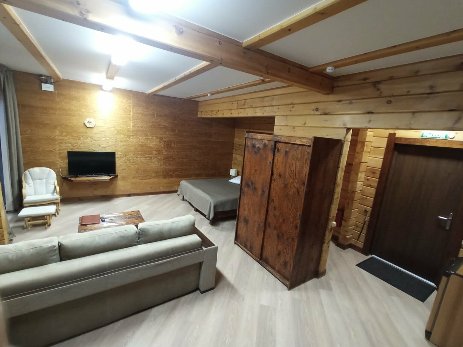 Семейный номер с видом на озеро