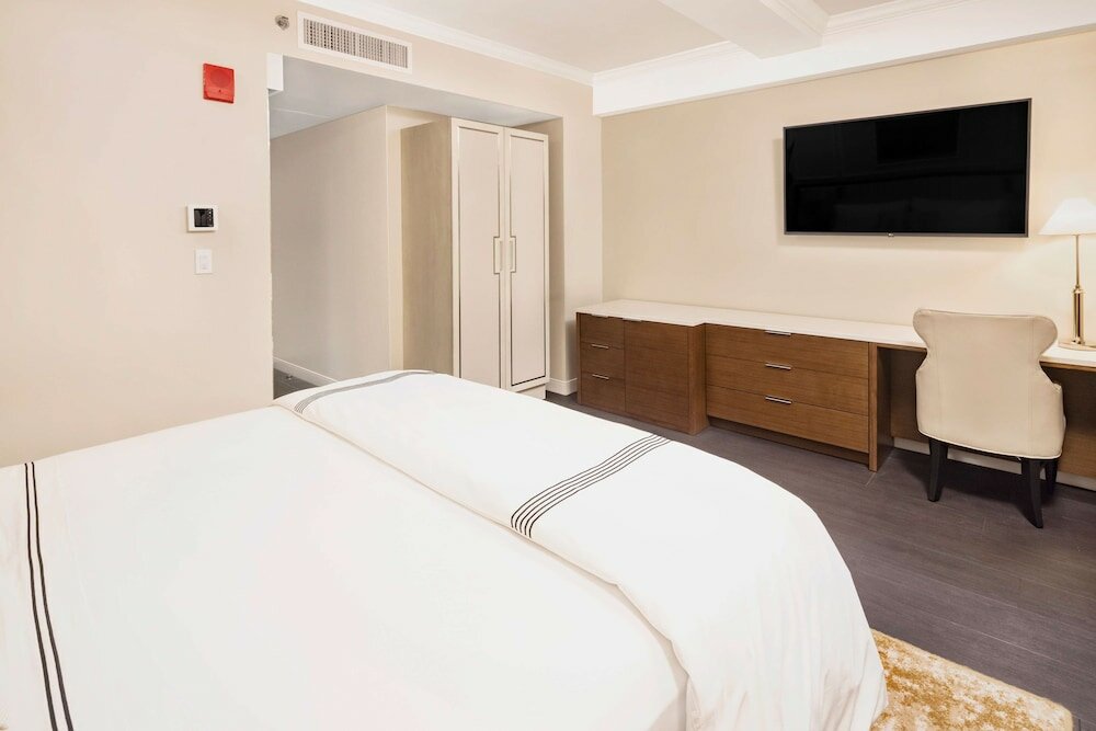 Studio, 1 King Bed, Accessible (Hearing, Roll-In Shower, Plus)