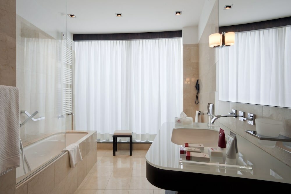 Premium Room, 1 King Bed, Corner