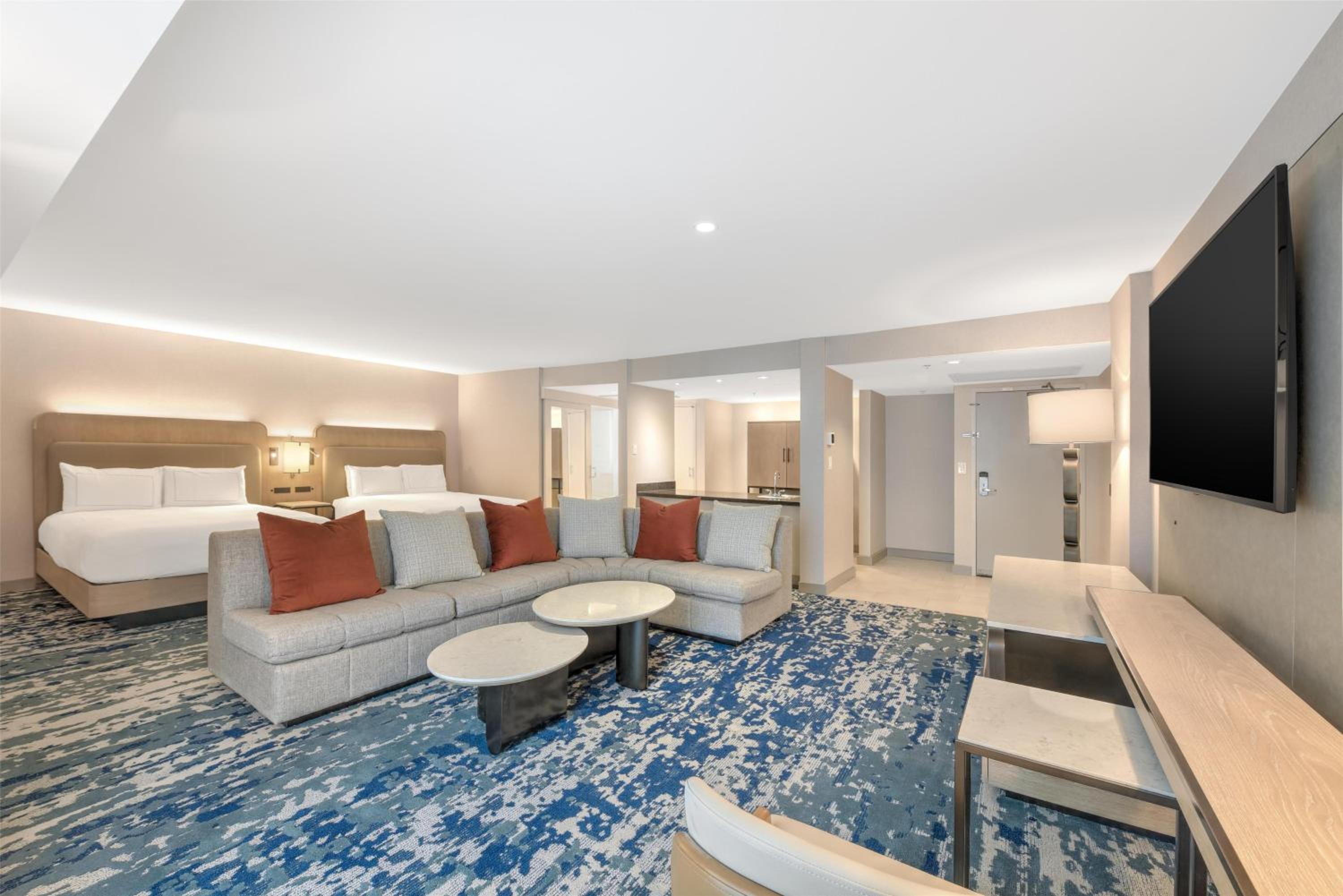 Queen Studio with Two Queen Beds, Pool View and Roll-In Shower - Mobility Accessible