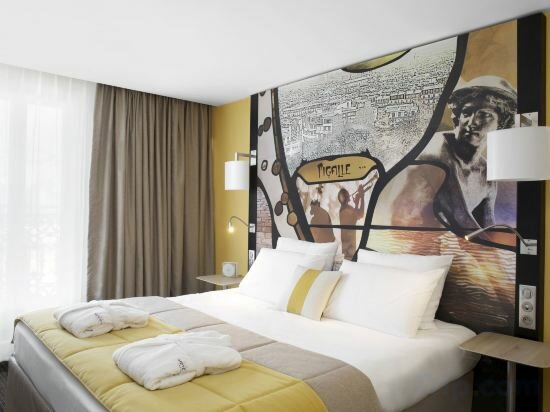 Privilege Room With 1 Queen-Size Bed And 1 Sofa