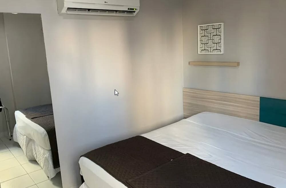 Room 1 queen bed and 1 single bed