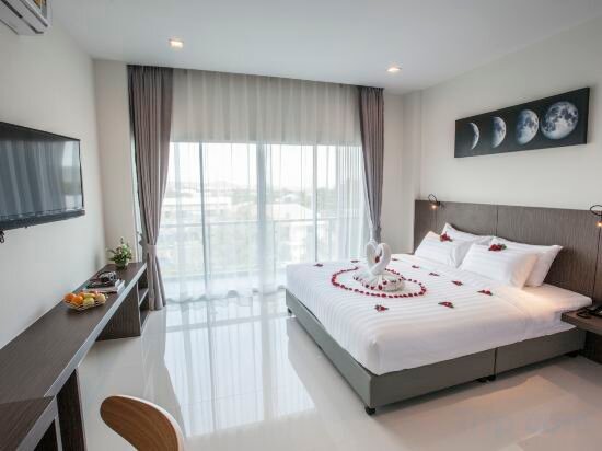 Suite with Bathtub