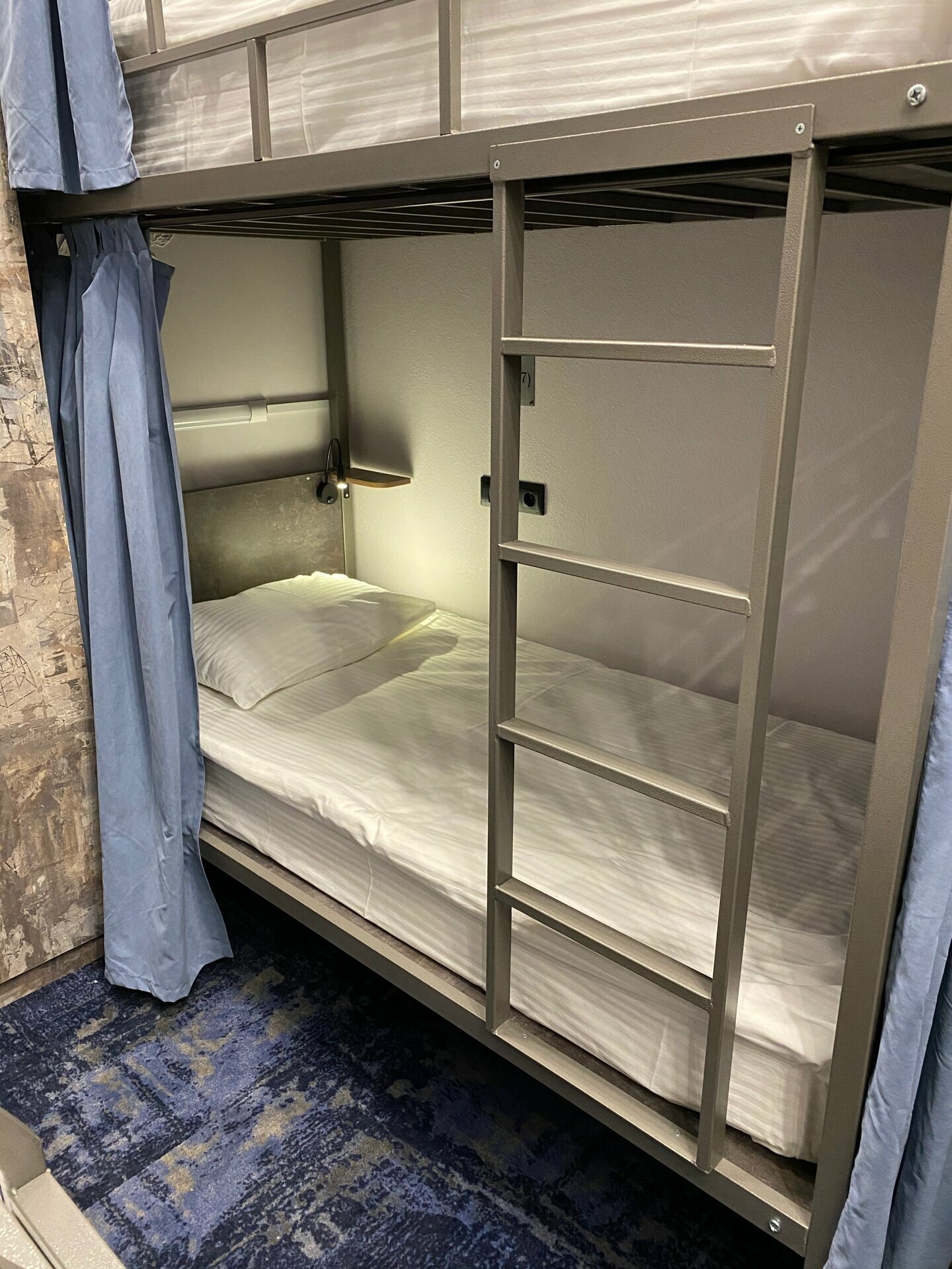 Двухъярусная кровать в общем номере для женщин