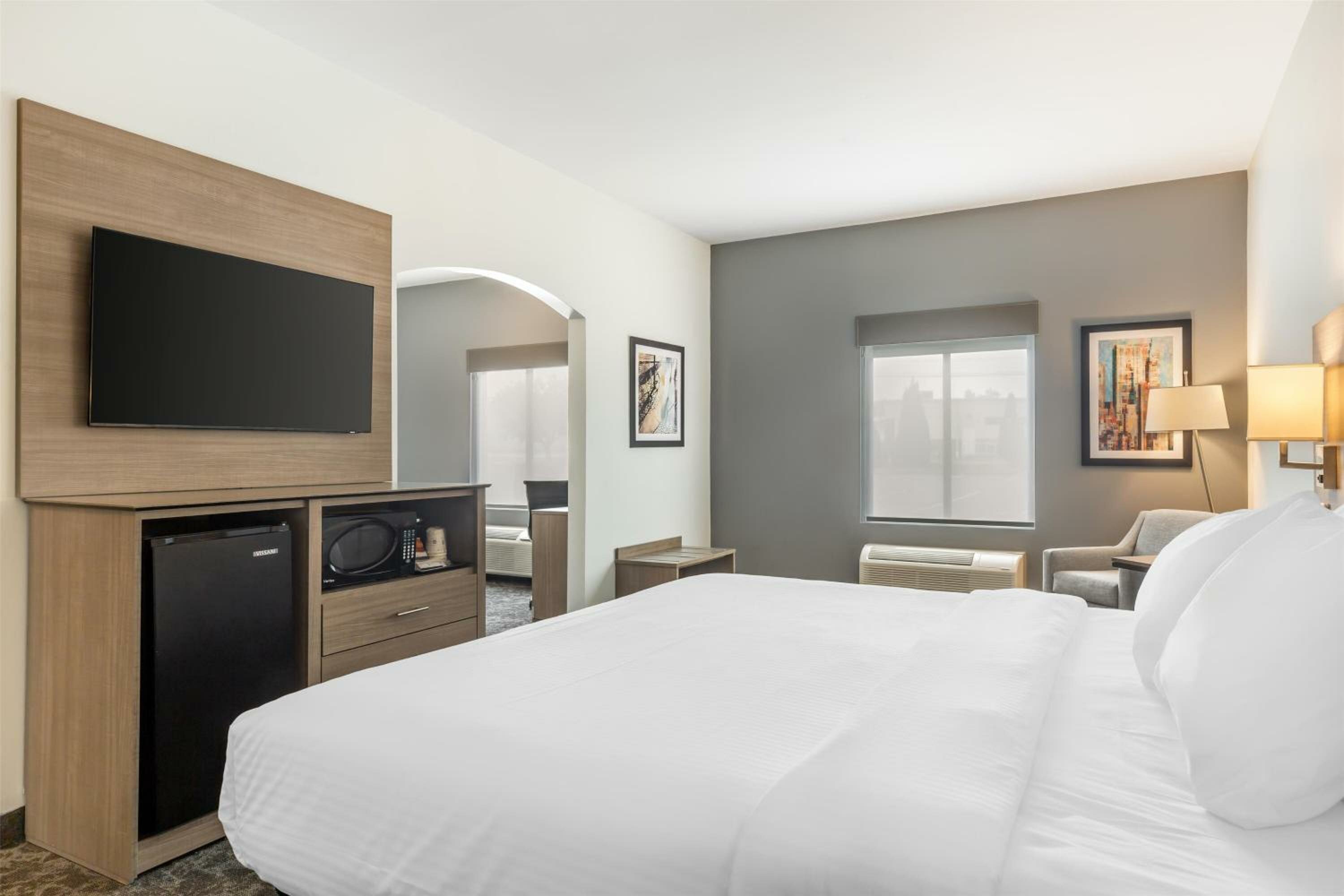 King Suite with Roll-In Shower and Sofa Bed - Disability Access/Non-Smoking