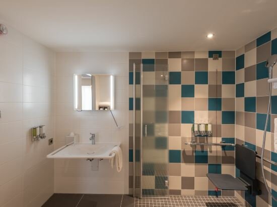 Queen Accessible Room