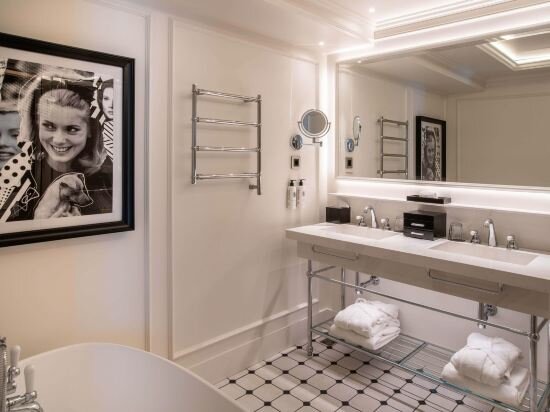 Prestige Suite With A Living Room And Views Of The City