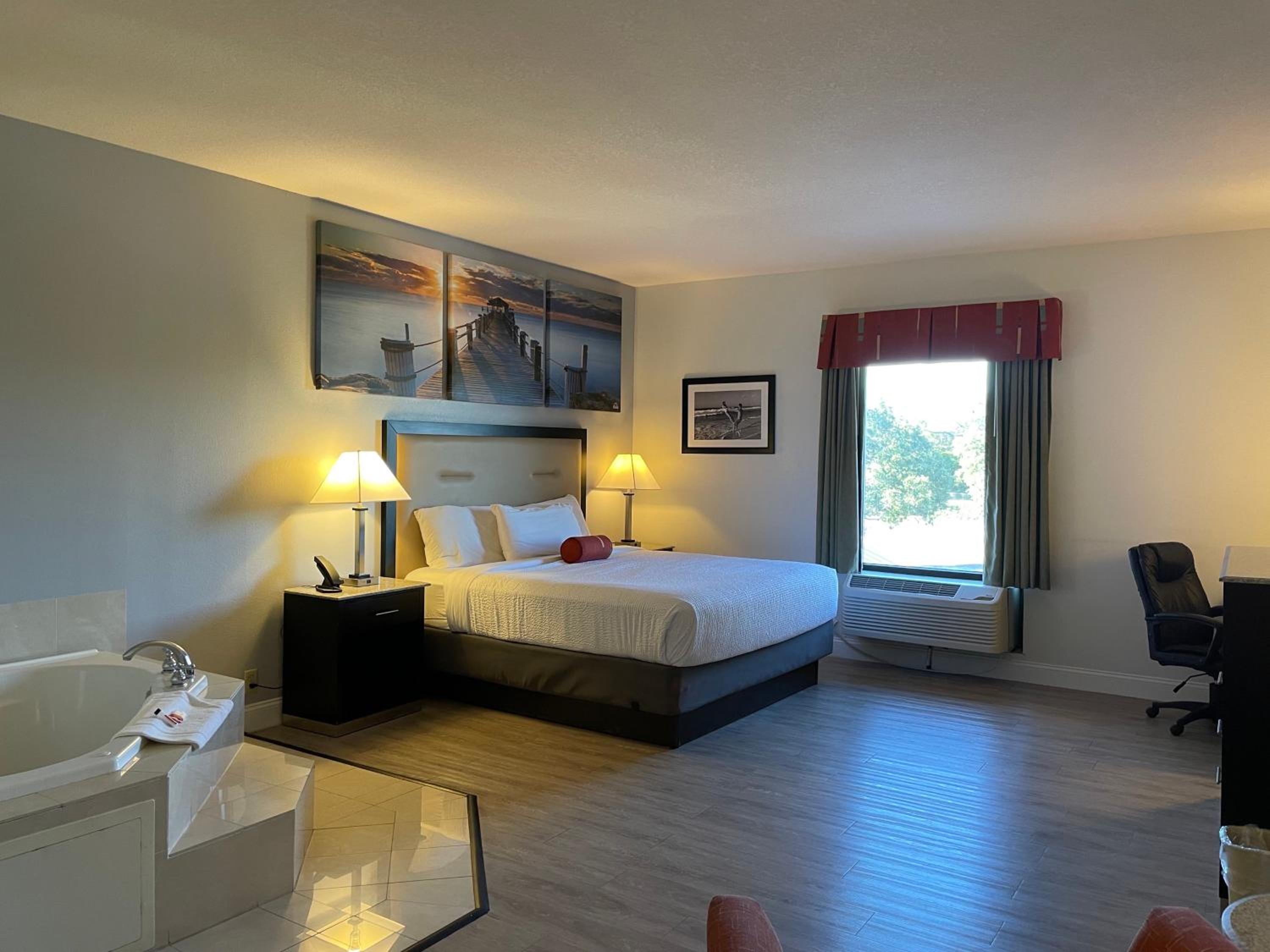 Deluxe King Suite with Jetted Tub