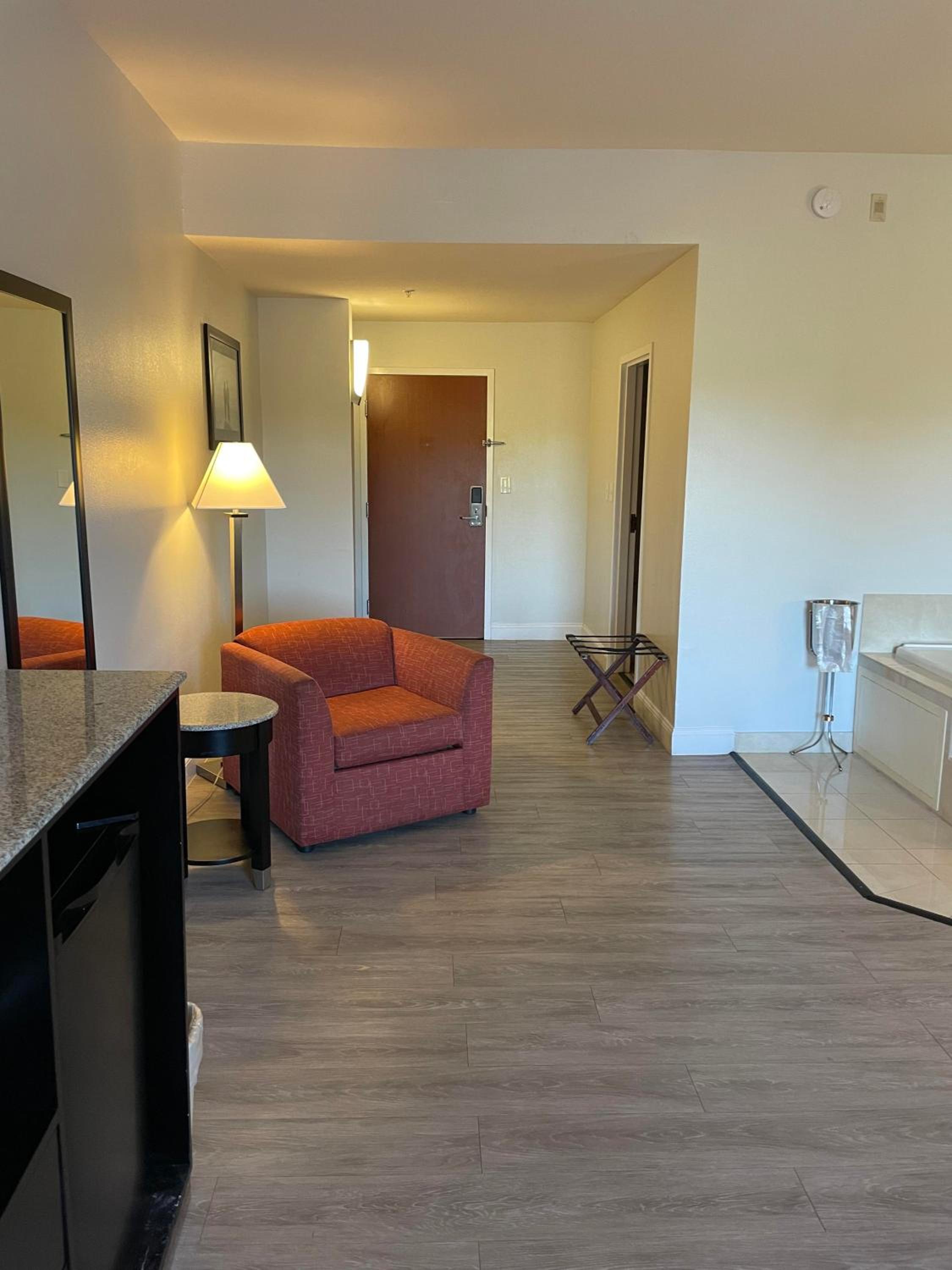 Deluxe King Suite with Jetted Tub